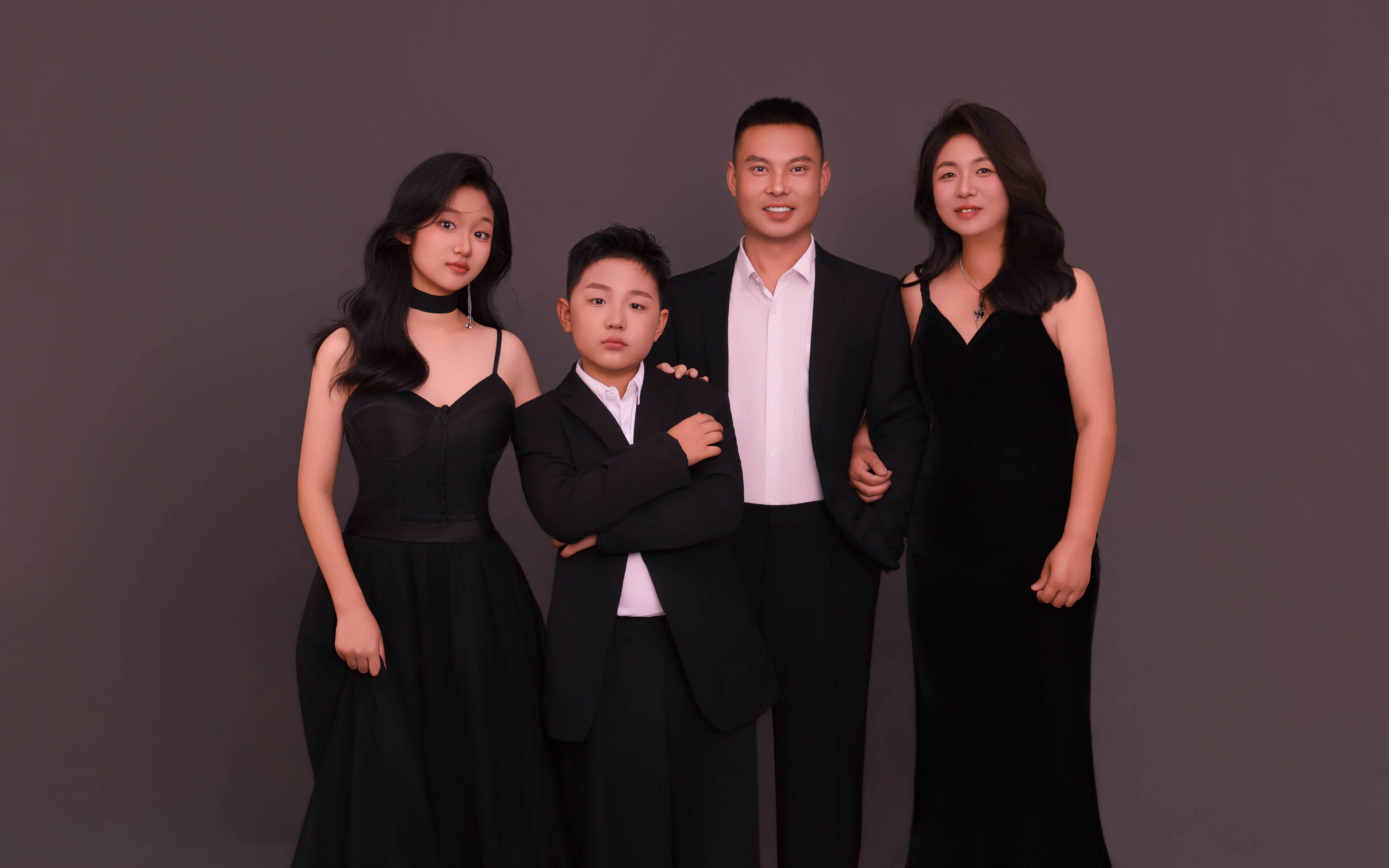 高定全家福・黑系轻奢风，定格家庭的优雅仪式感