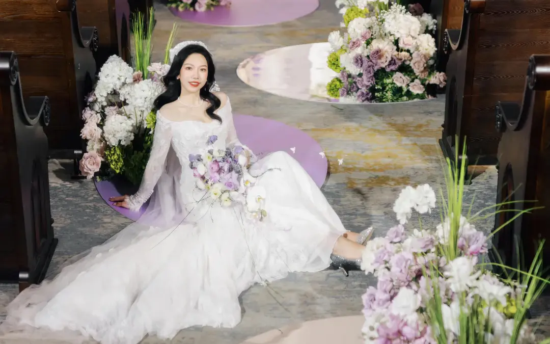 忘不掉的高級感看不膩的白紫色秀場婚禮 