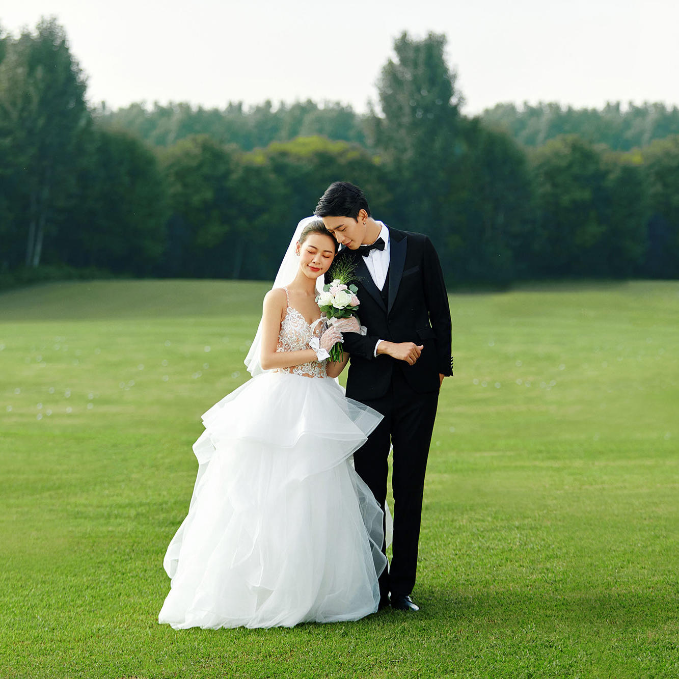 99%的女孩都喜欢的森系草坪婚纱照