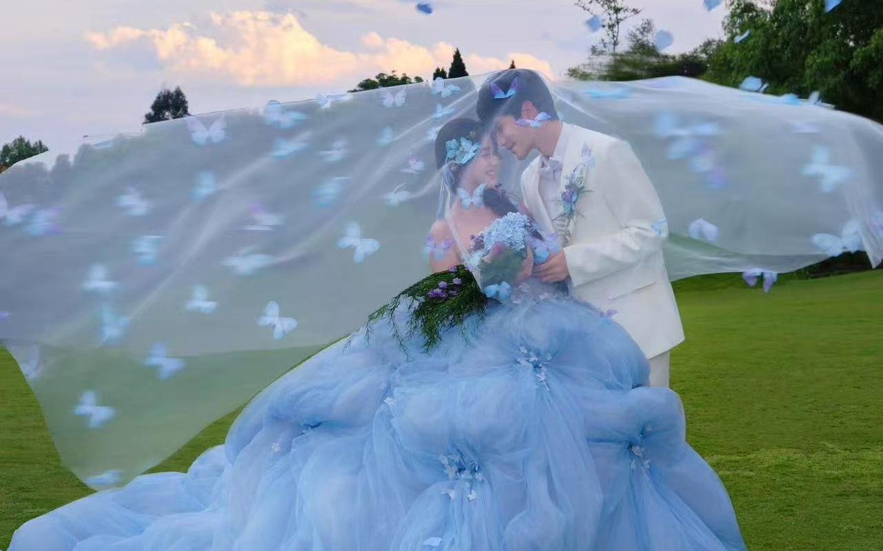 【在逃公主婚纱照 终于拍到了理想中的草坪婚纱照】