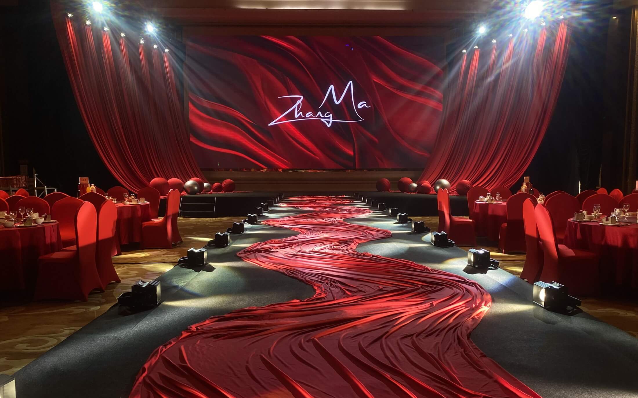 紅色布幔秀場風大屏婚禮