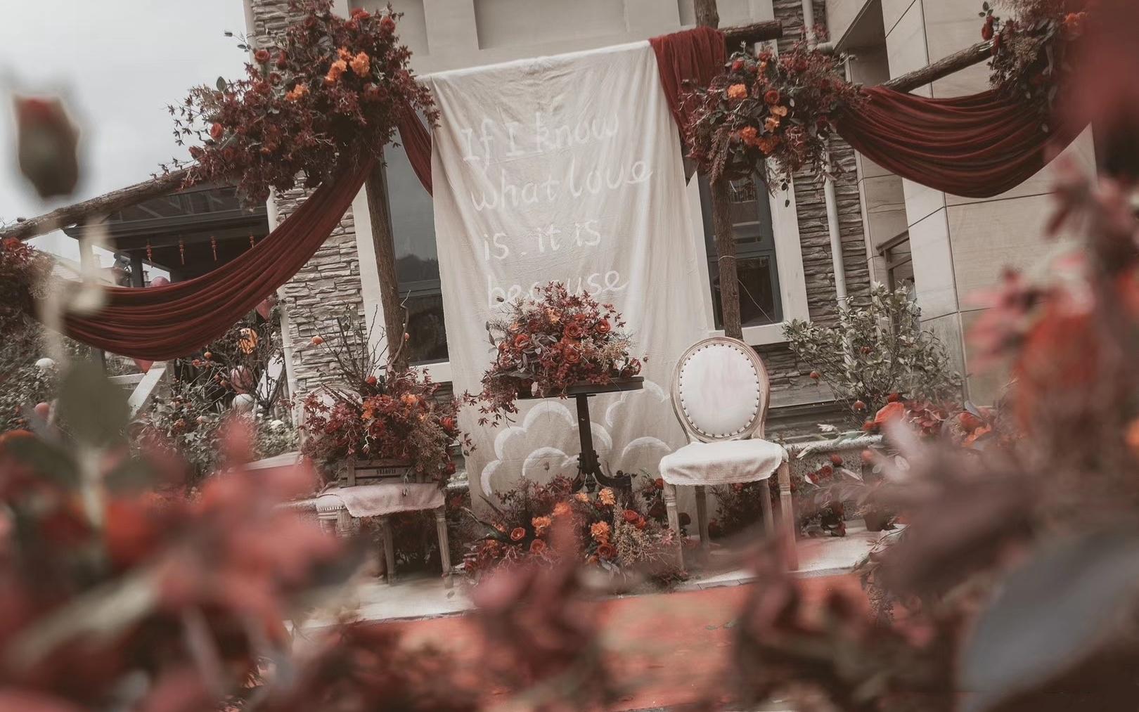 壹慕婚礼丨大气朱砂红超有氛围的户外森系婚礼