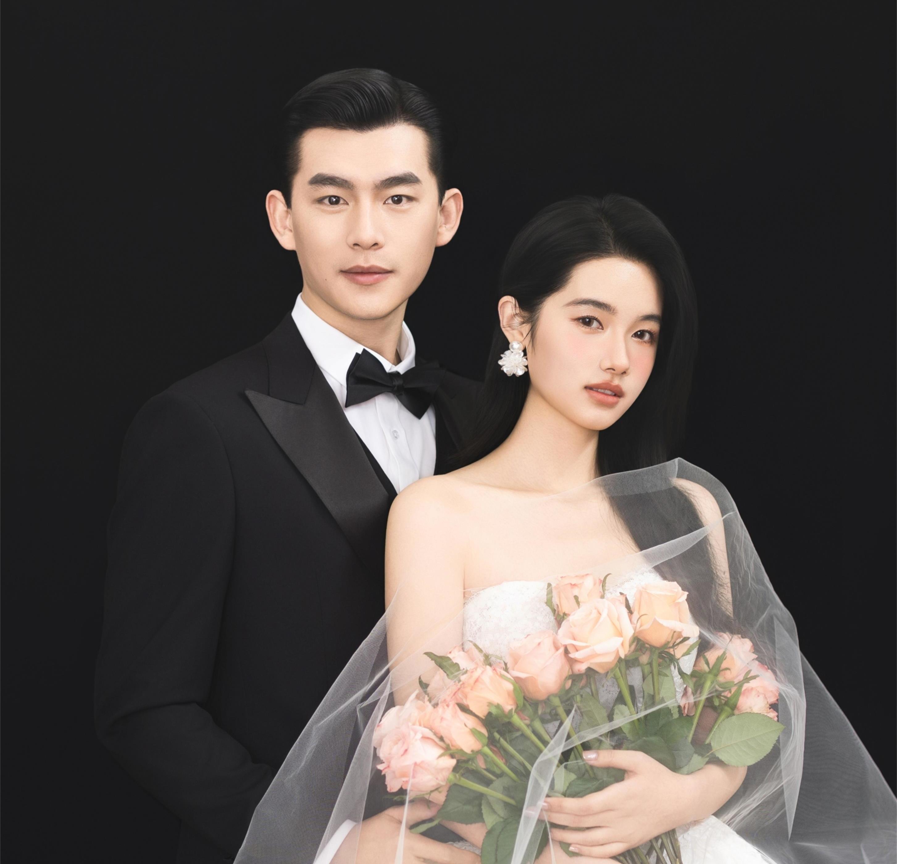 很难让人不爱的室内黑底婚纱照