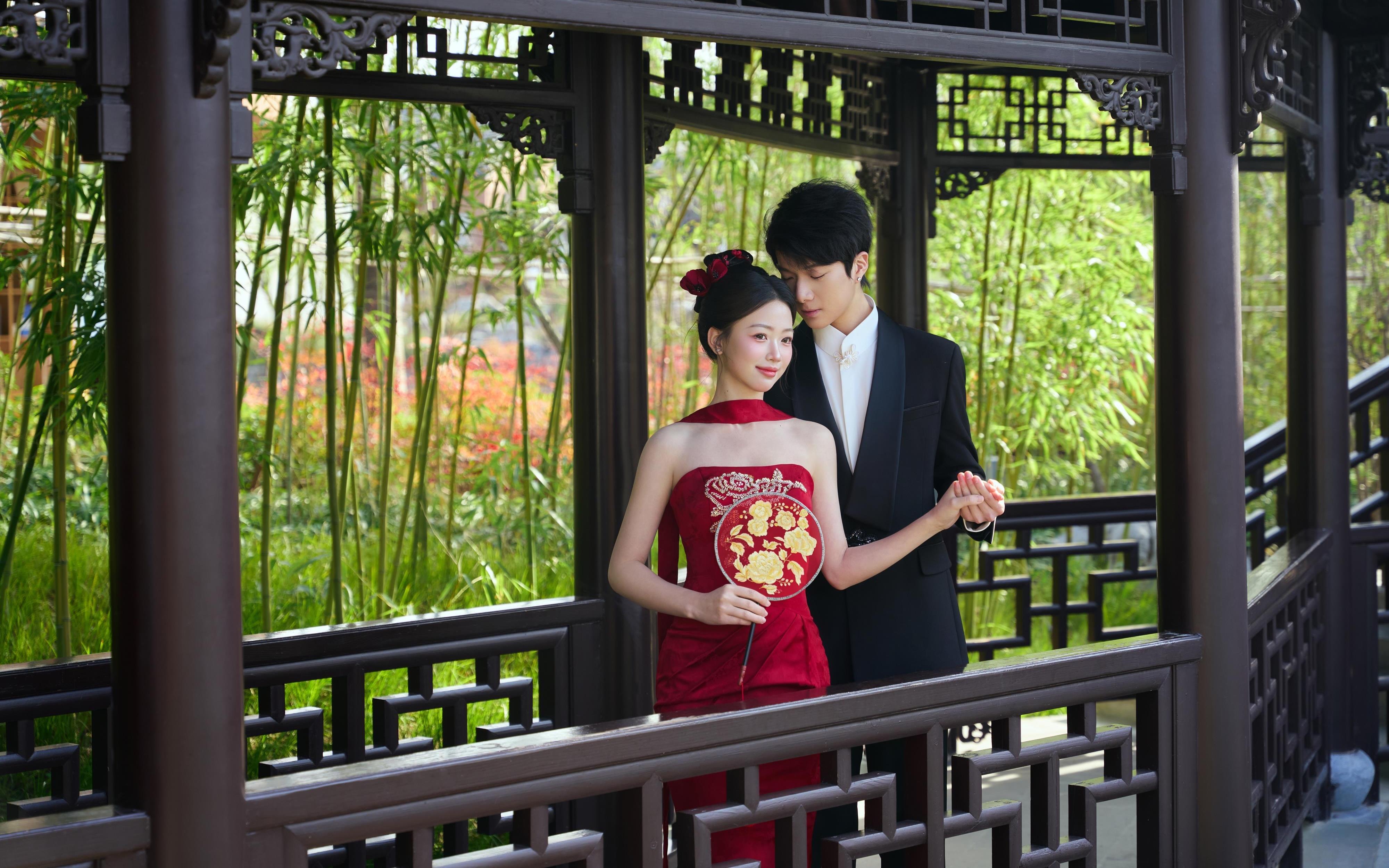 中國(guó)紅真的很襯人新中式喜嫁旗袍園林婚紗照