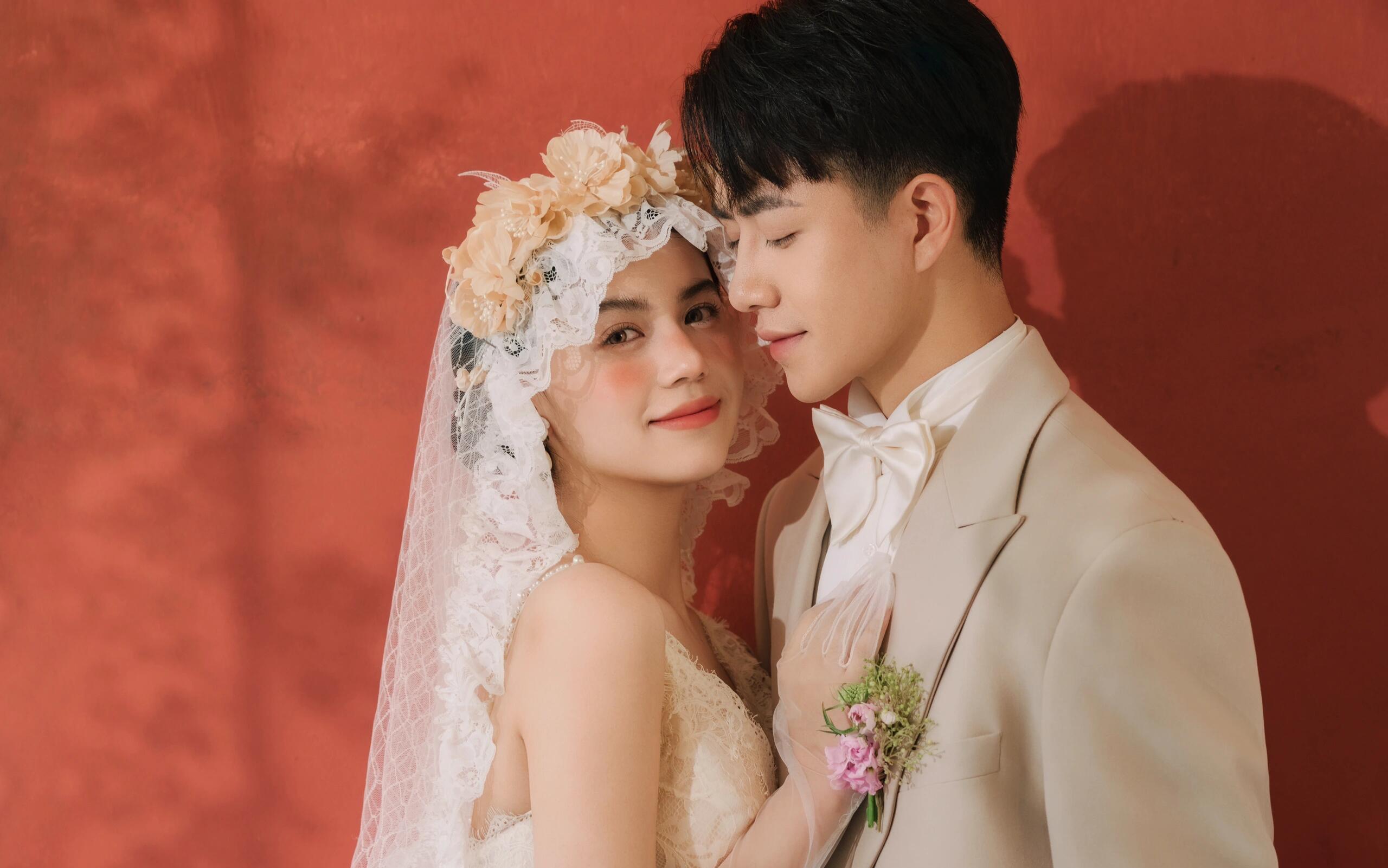 期待很久的红色复古婚纱照！这也太出片了吧