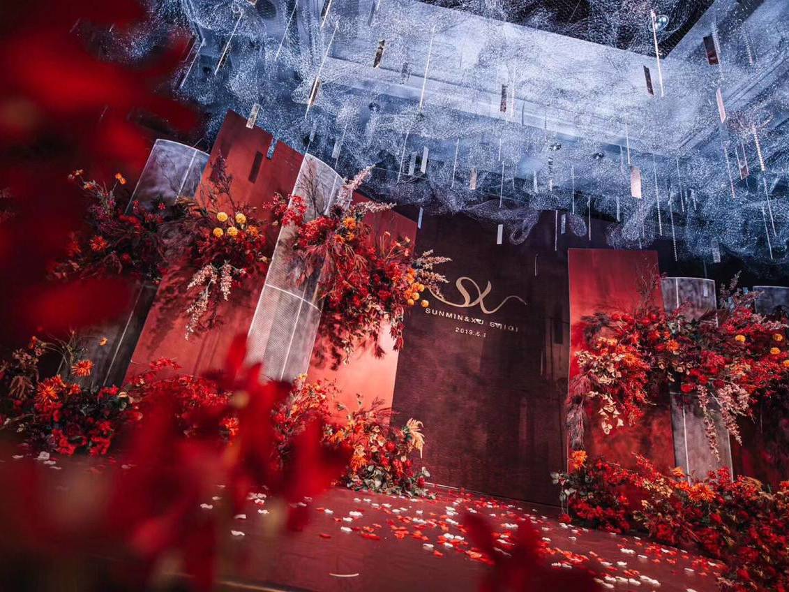 万达嘉华酒店 大气中式红蓝吊顶婚礼花艺满分