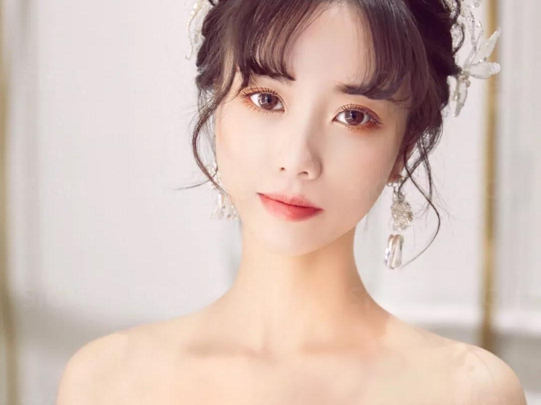 高级化妆师+全天跟妆+3套妆造+赠送妈妈伴娘