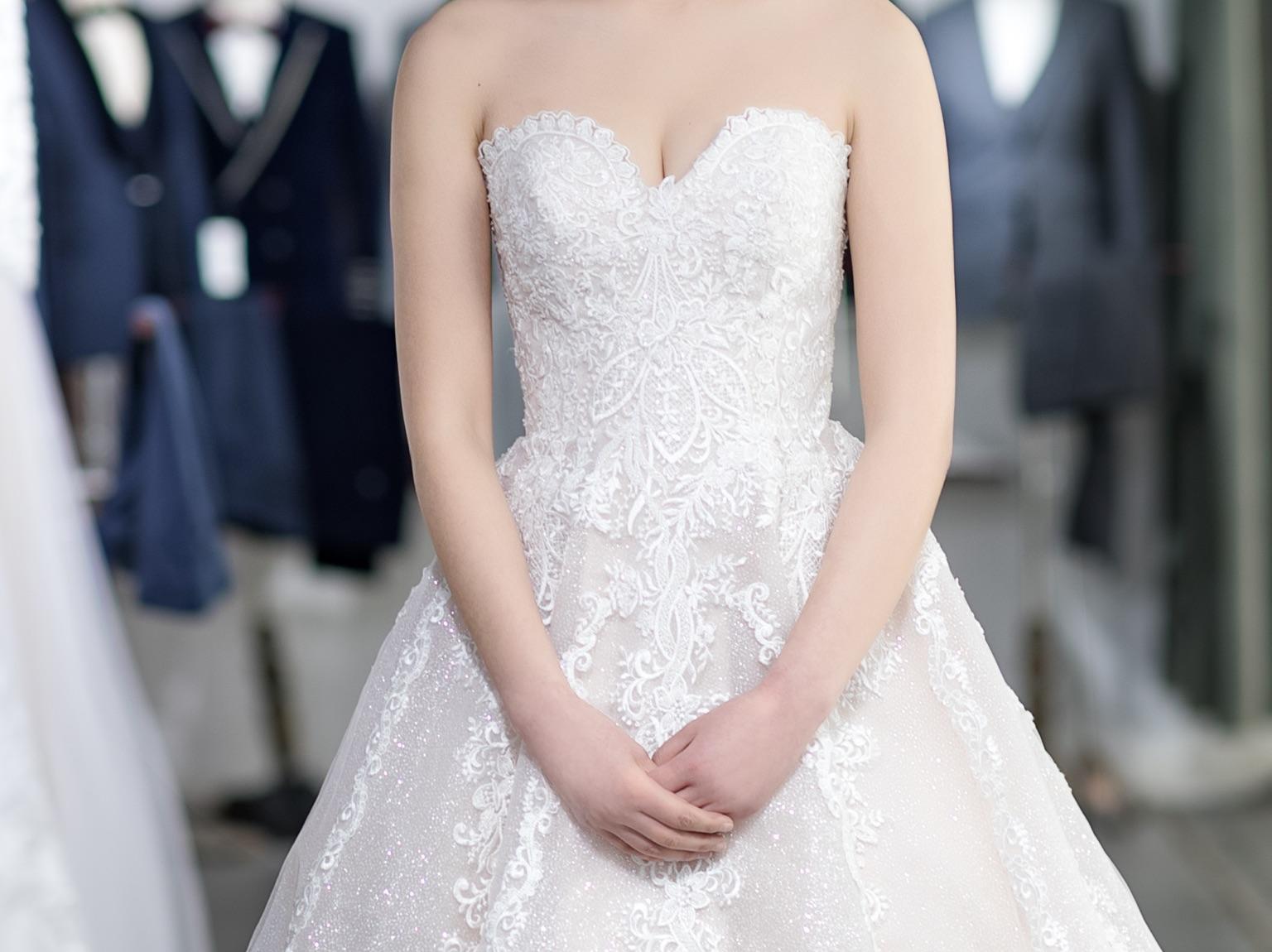 抹胸婚纱+秀禾+蝴蝶结敬酒服+伴娘服