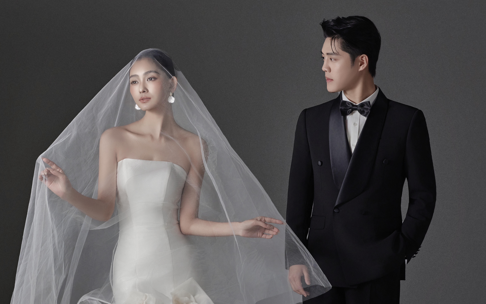 高级灰调下的氛围感天花板｜极简婚纱照