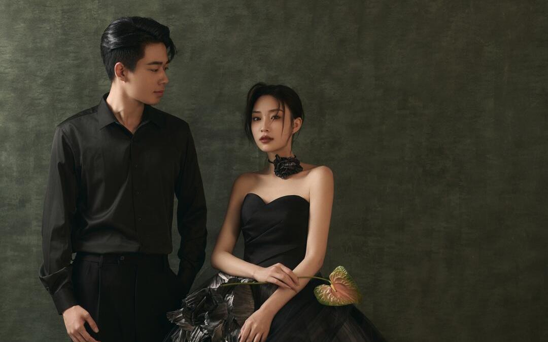 黑纱与爱意交织 奏响特别的浪漫乐章 