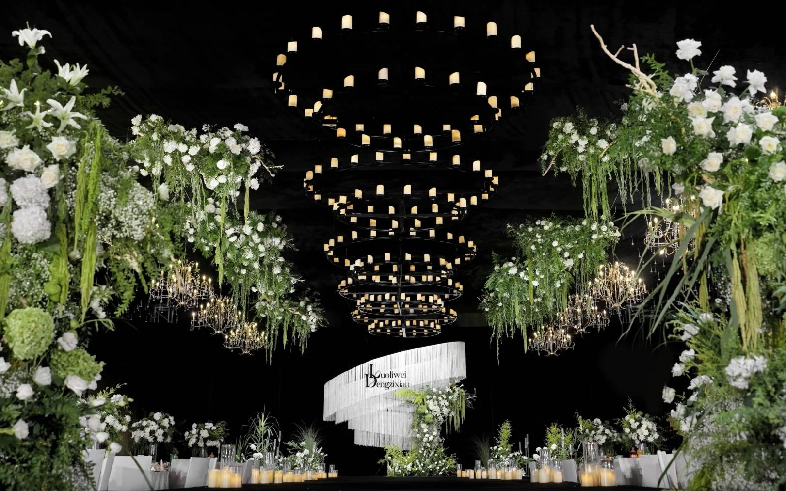 在黑夜森林里办婚礼 惊艳全场