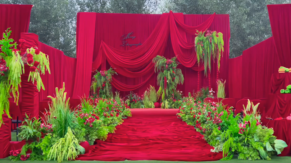 紅幔垂落，喜韻盈門