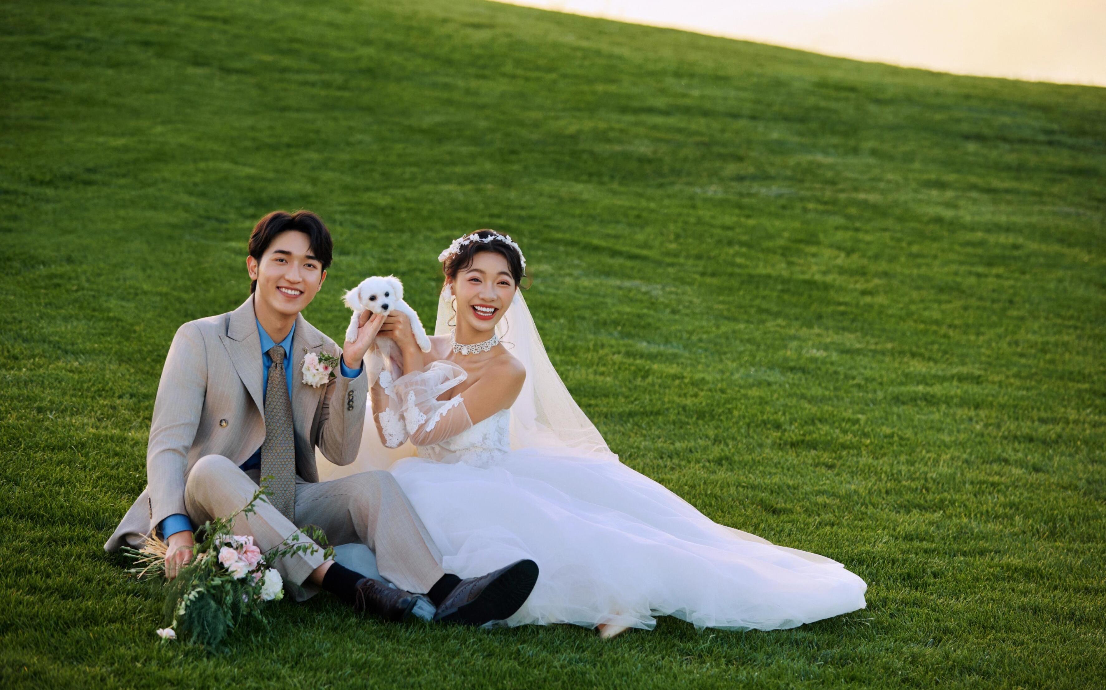 在落日余晖时拍到了超喜欢的草坪婚纱照
