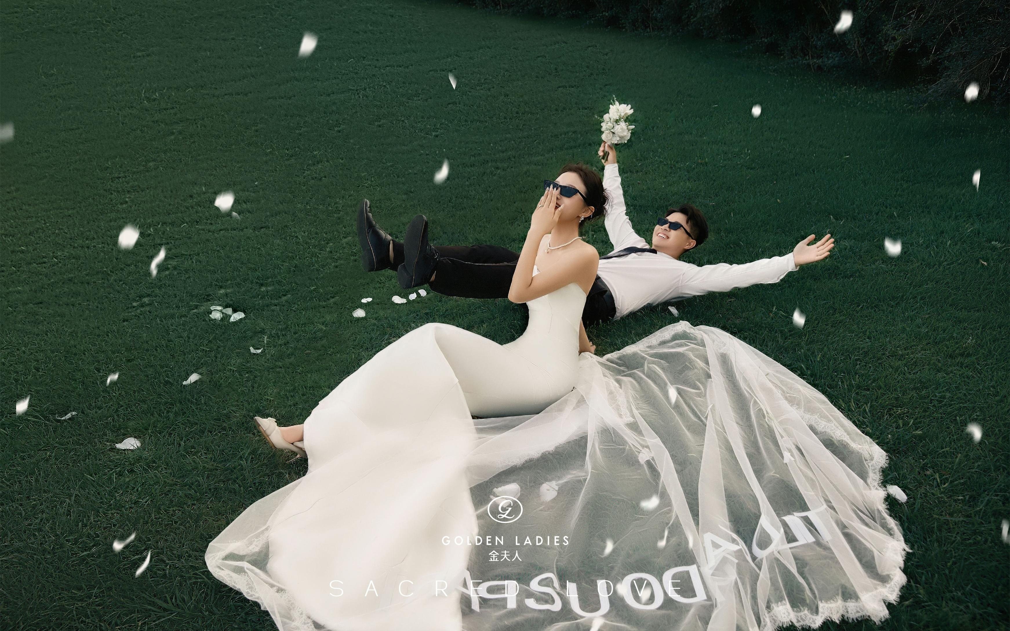 难怪00都想拍！松弛感草坪婚纱照太太太美了