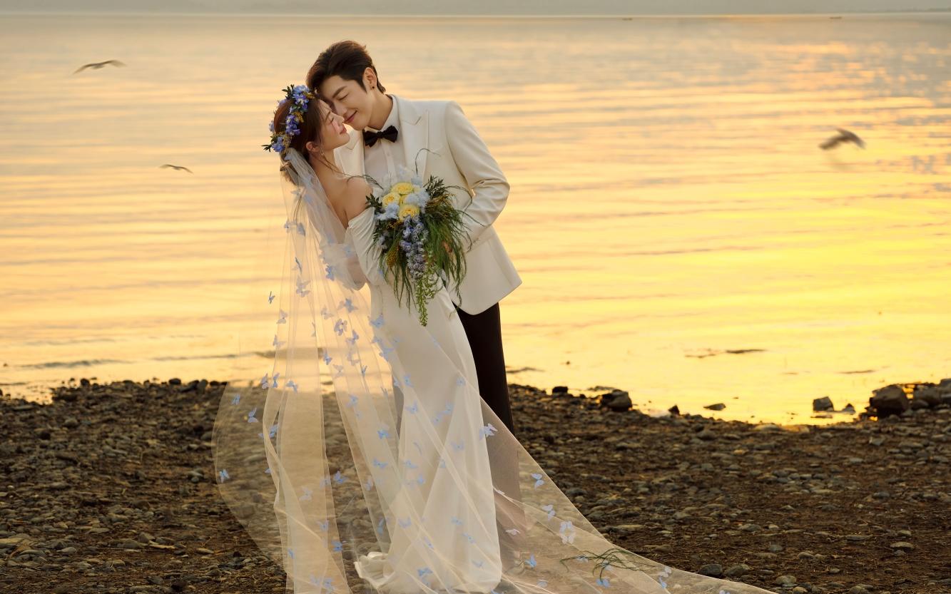 湖邊夕陽(yáng)婚紗照??氛圍感拉滿