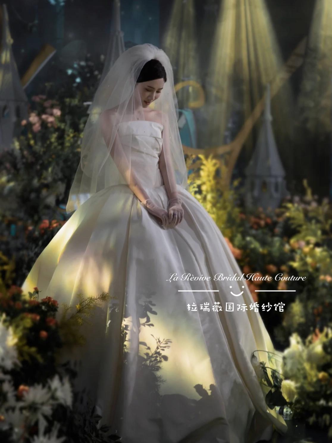 拉瑞薇【香港ST】国际品牌婚纱礼服+首席级跟妆