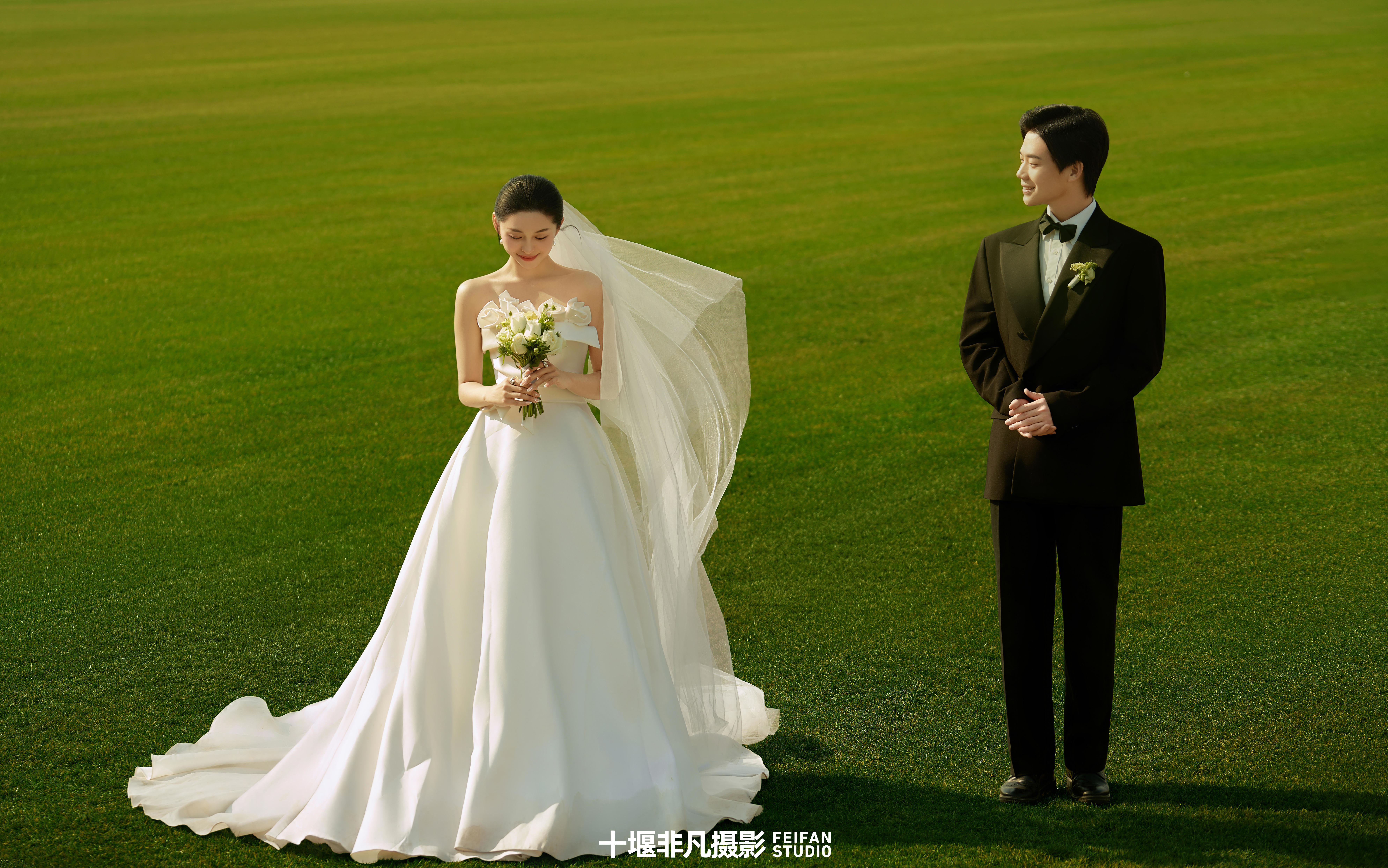 夕陽(yáng)草坪婚紗照！