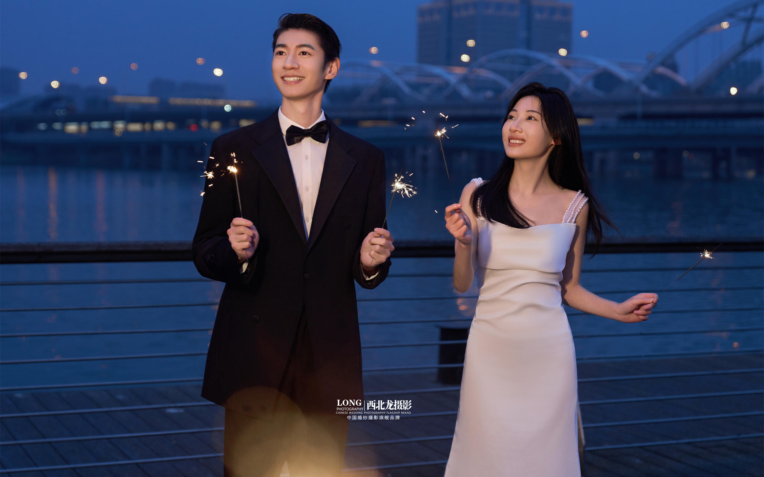 “煙花是銀河寫下的情書”?夜景電影感婚紗照