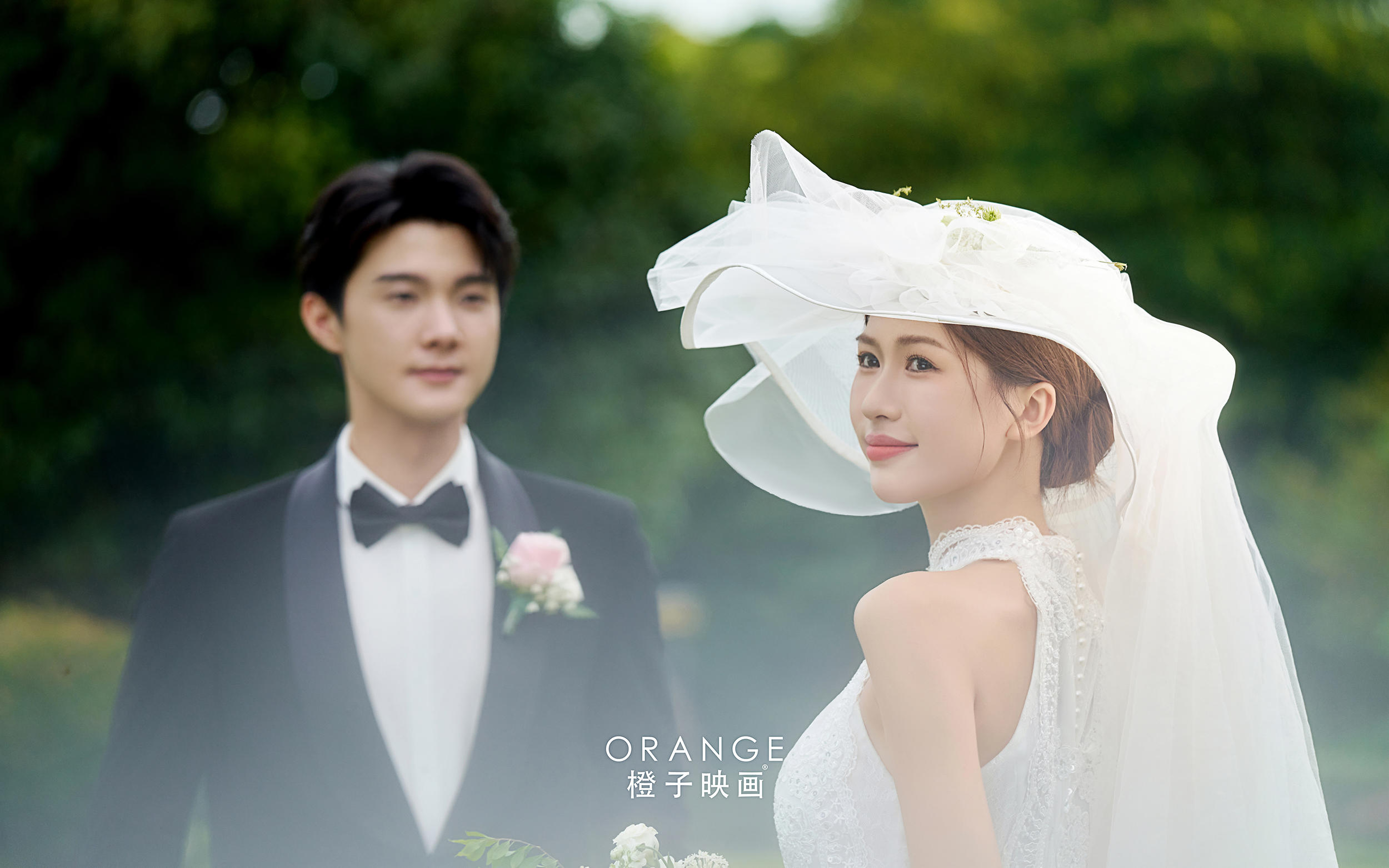 手持絢爛花束，笑容比繁花更動(dòng)人