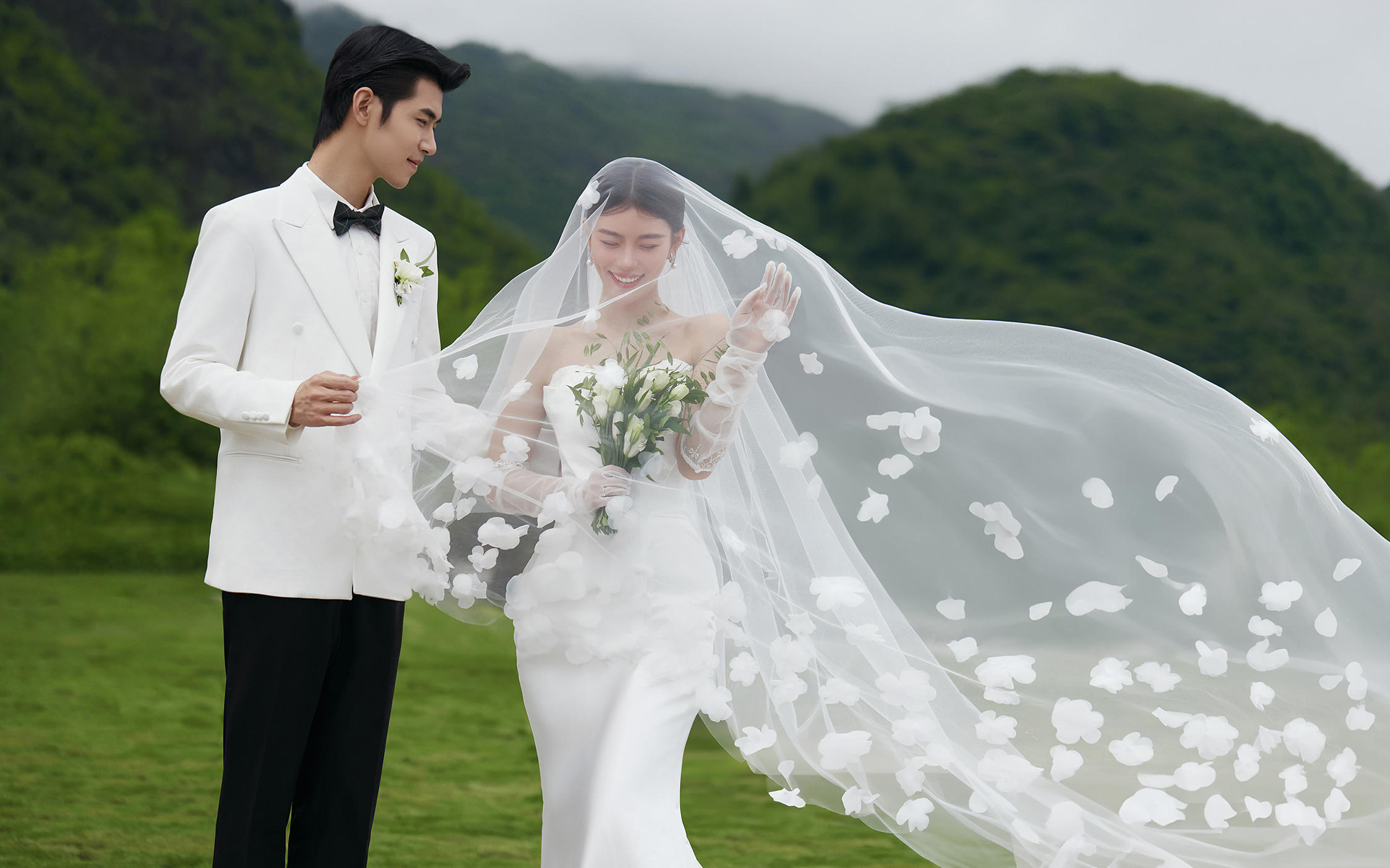 限时抢订｜纪实感草坪婚纱照，用镜头留住自由的爱意