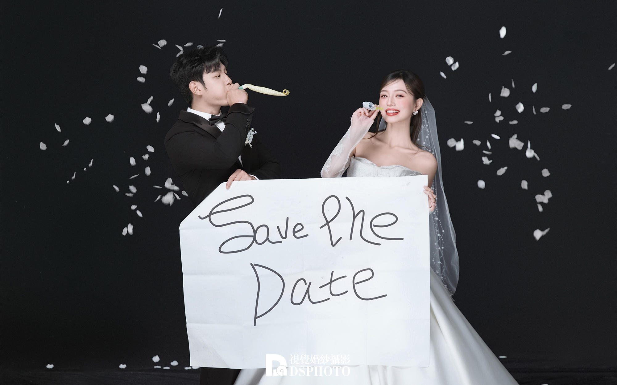 ?? 極簡黑背景婚紗照｜高級感與甜蜜感并存！