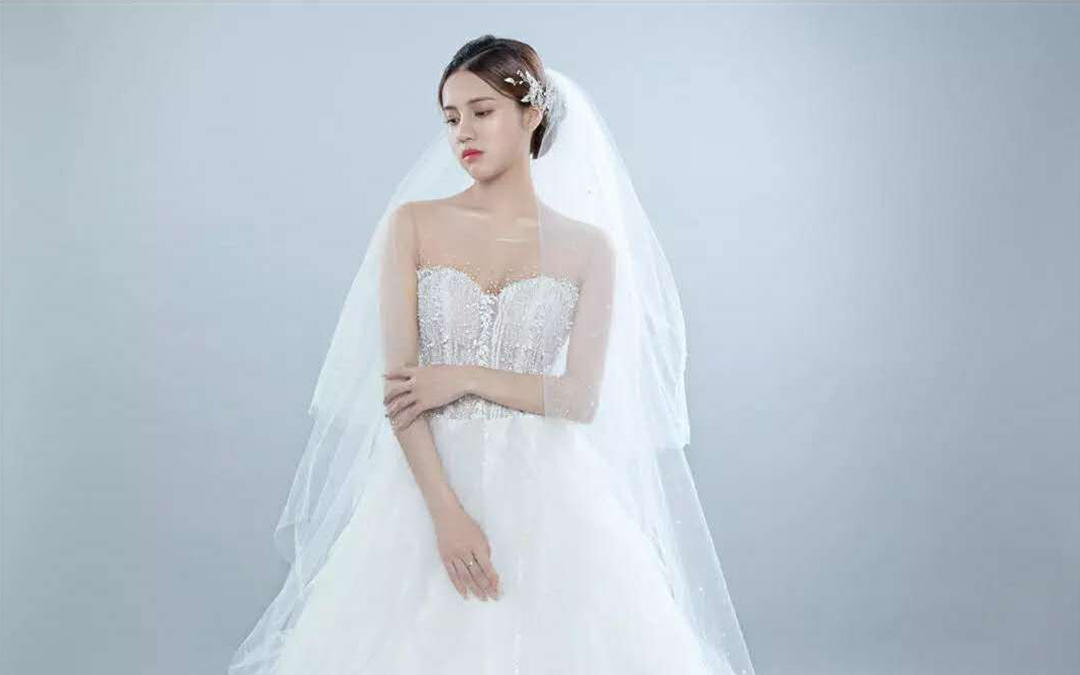 【经典大气长拖尾主婚纱】