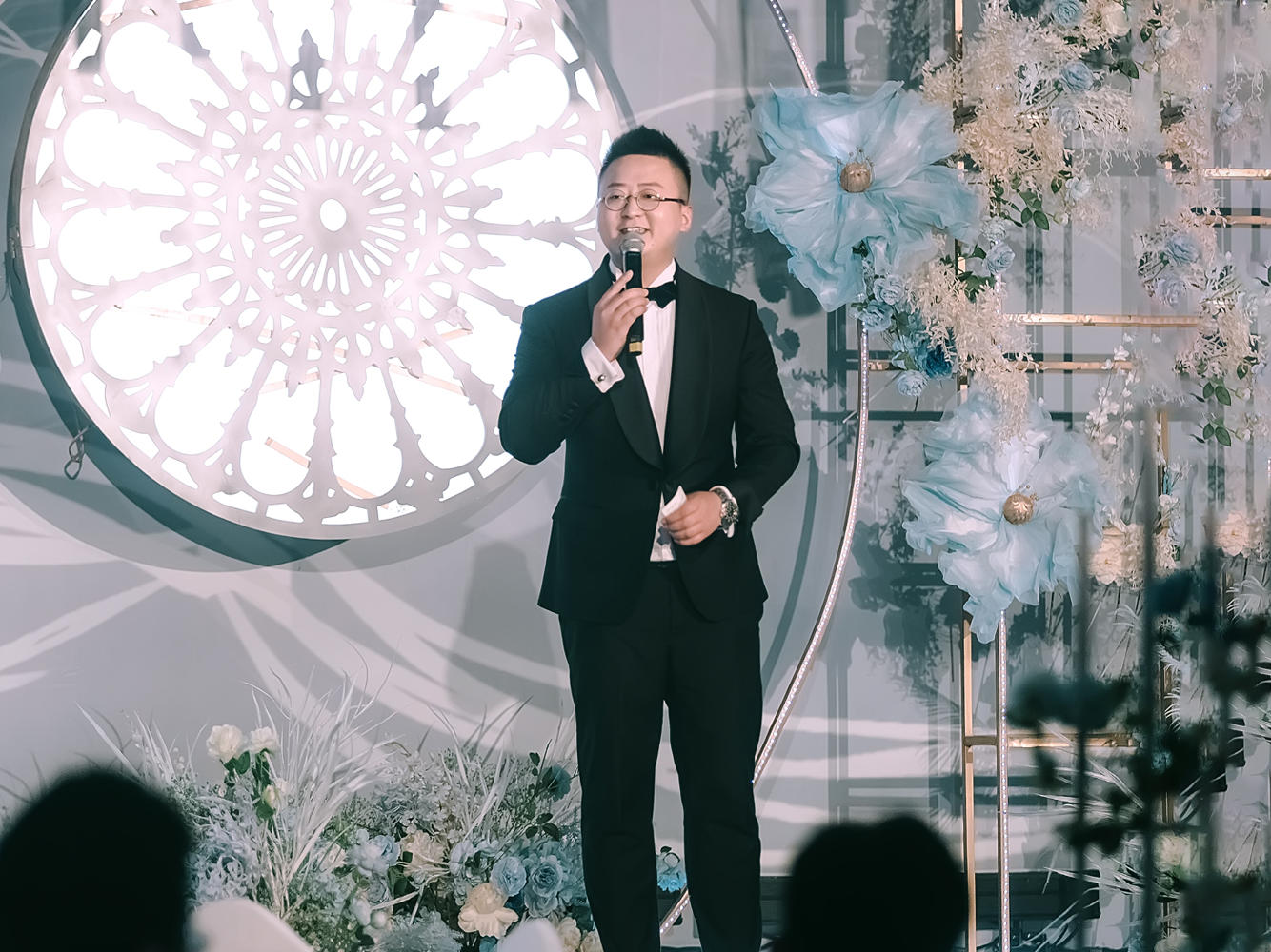 资深主持+音乐执行+督导+温情逗趣