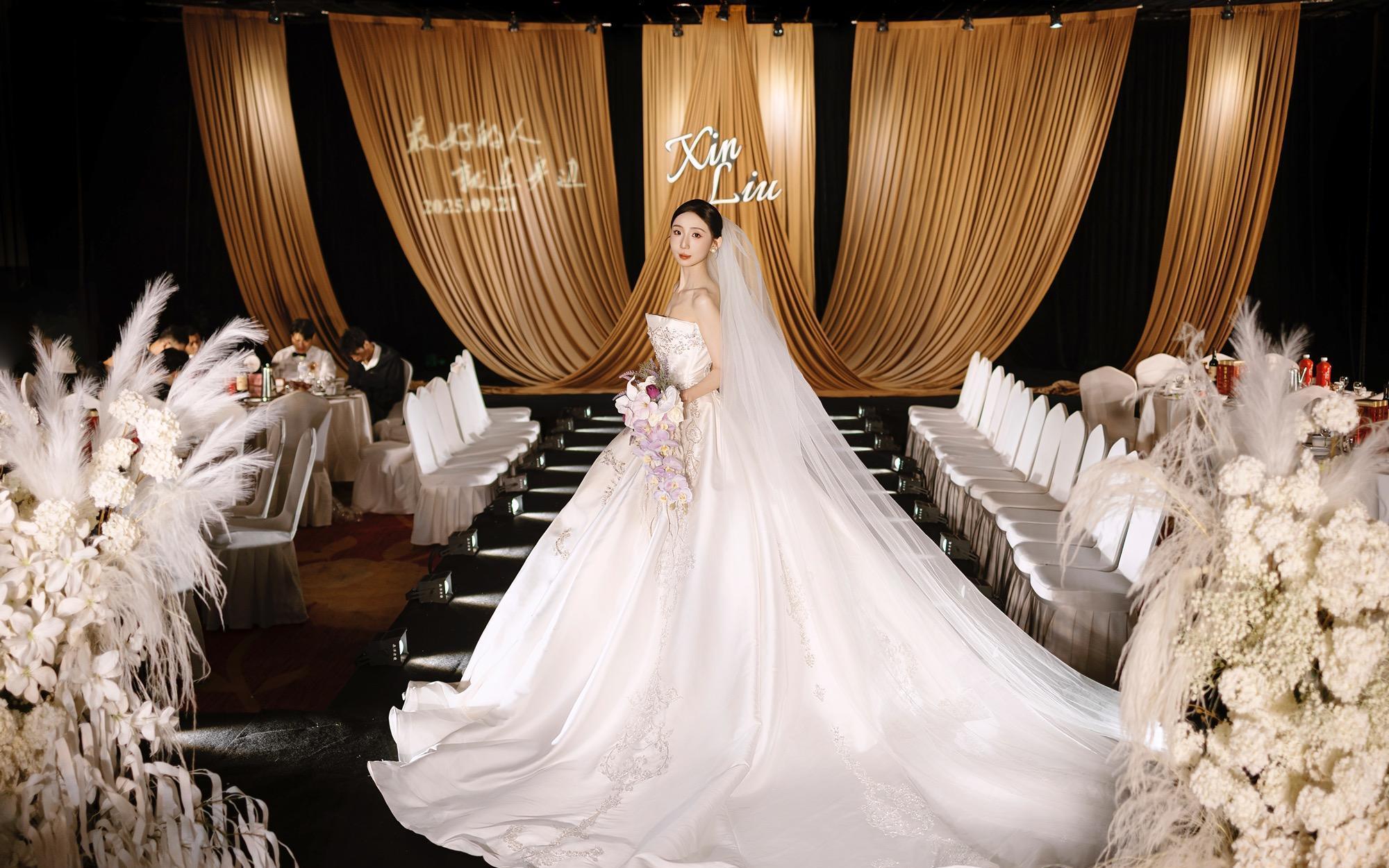 咖色布?；槎Y高級(jí)感拉滿(mǎn)