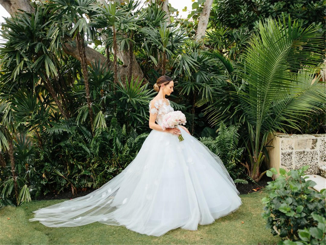 【新娘一切大礼包】包含跟妆+所需所有婚纱礼服