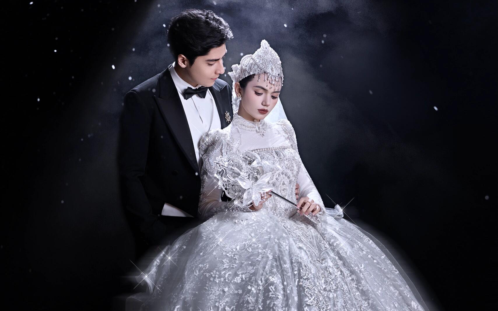 聚光燈下的主紗儀式感｜高級(jí)感婚紗照 