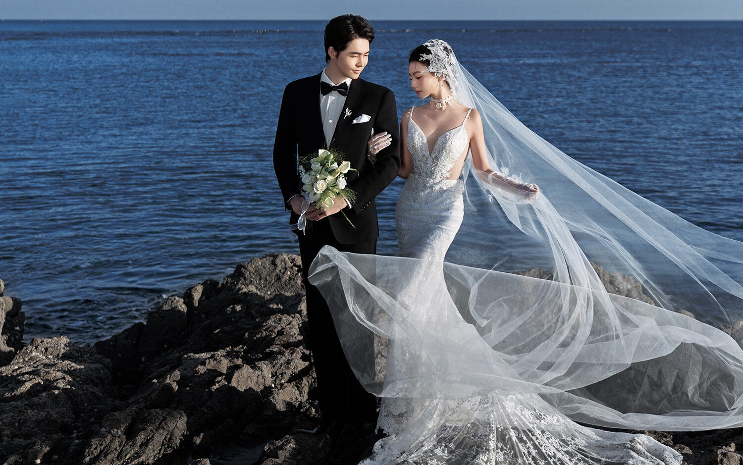 美神降临 生命力拉满的礁石海景婚纱照