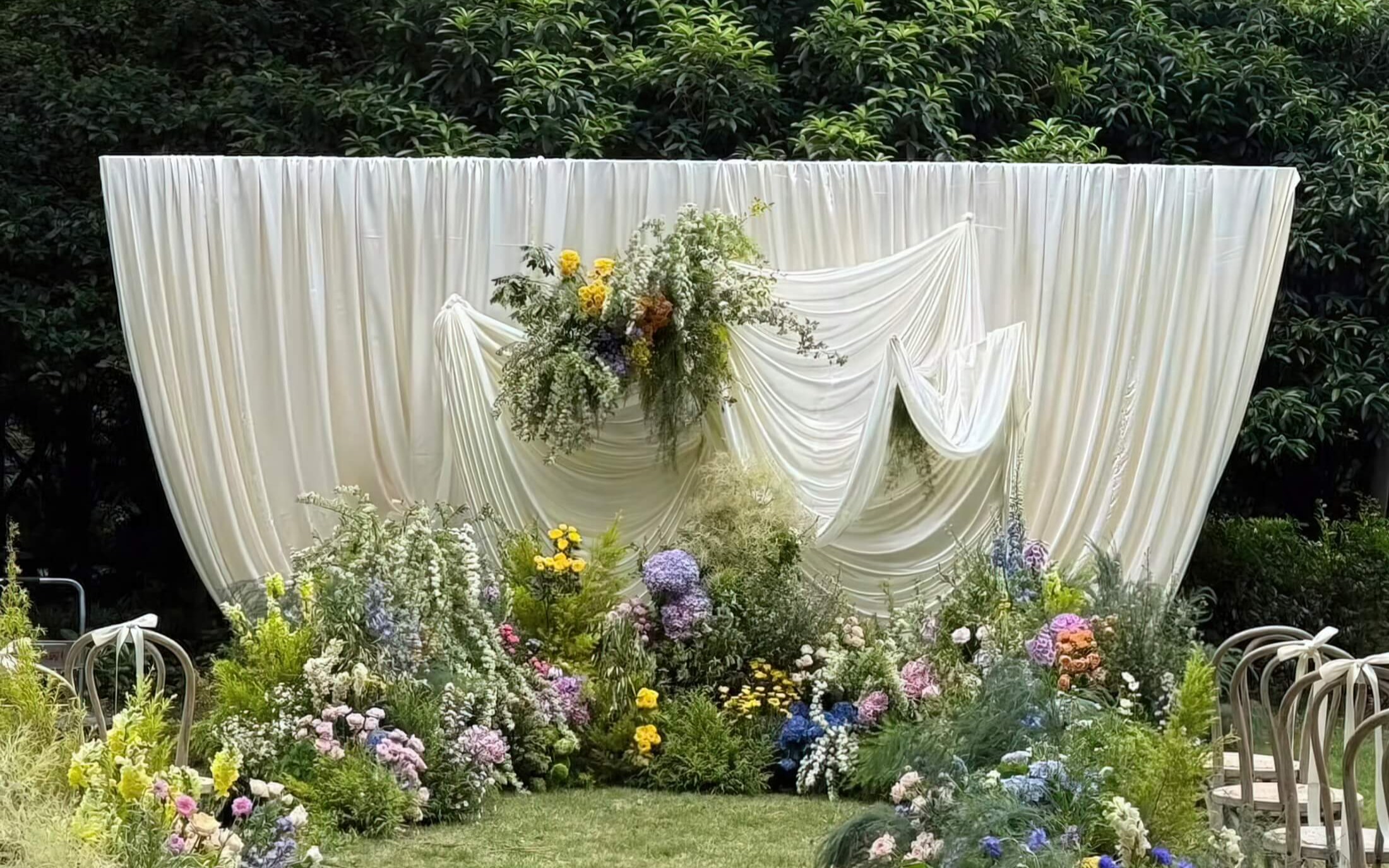 户外草坪白绿色野生自然系布幔婚礼