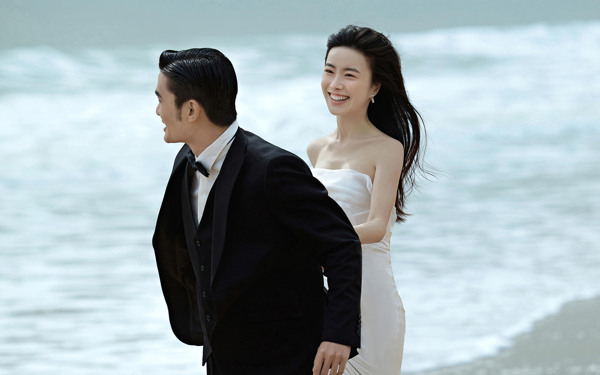 阴天海岸，婚纱照如电影般浪漫🎬