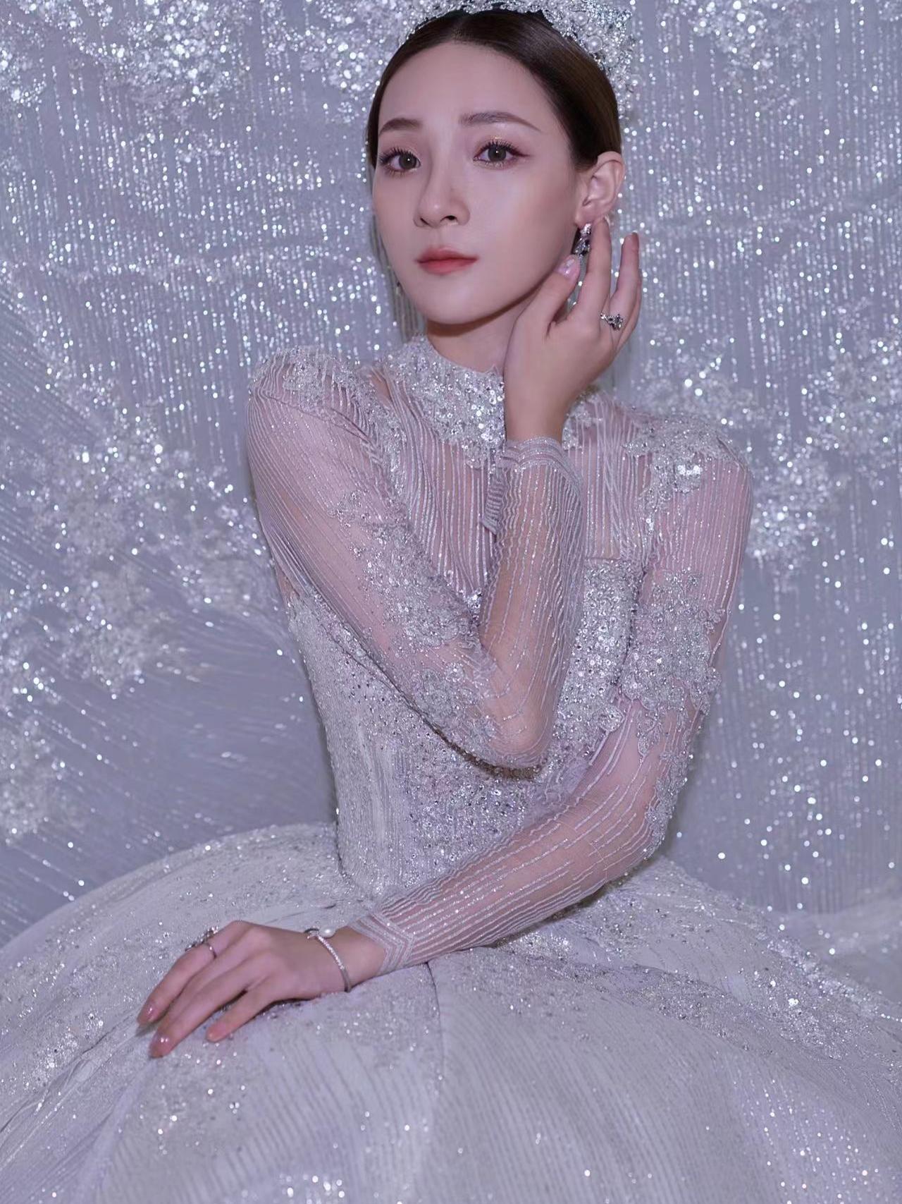 <大牌名品>超高性价比婚纱礼服套餐+首席化妆师