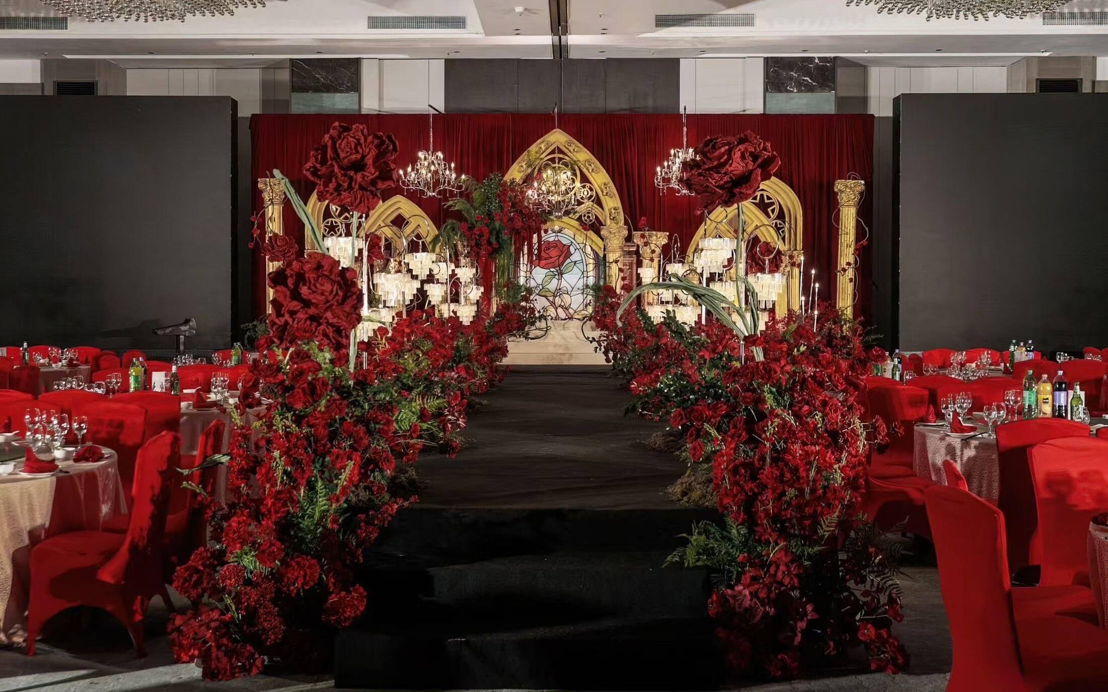 红玫瑰缀满城堡，欧式金红婚礼如画绽放