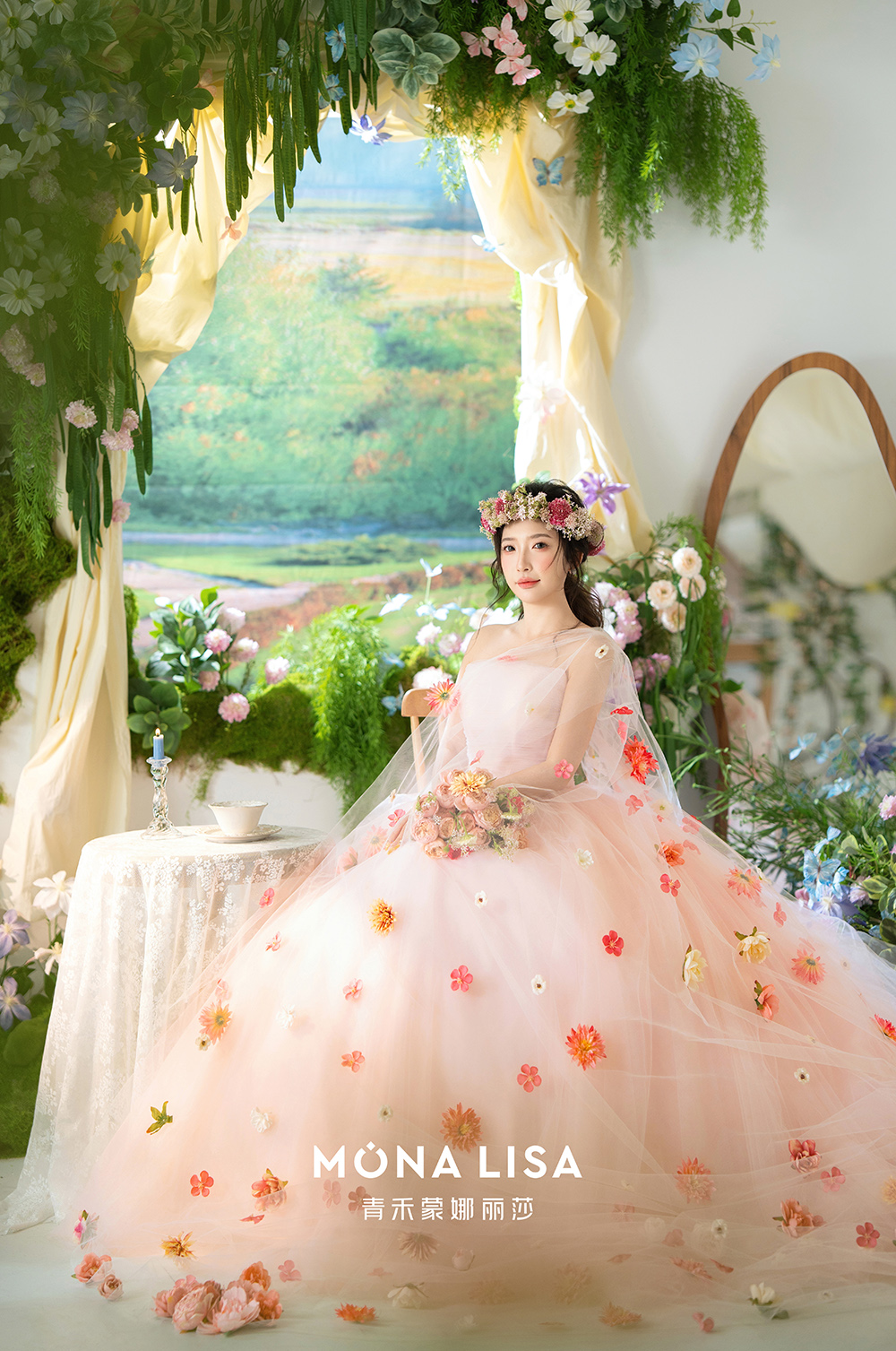 浪漫内景花园婚纱照｜粉色花朵婚纱中的幻想