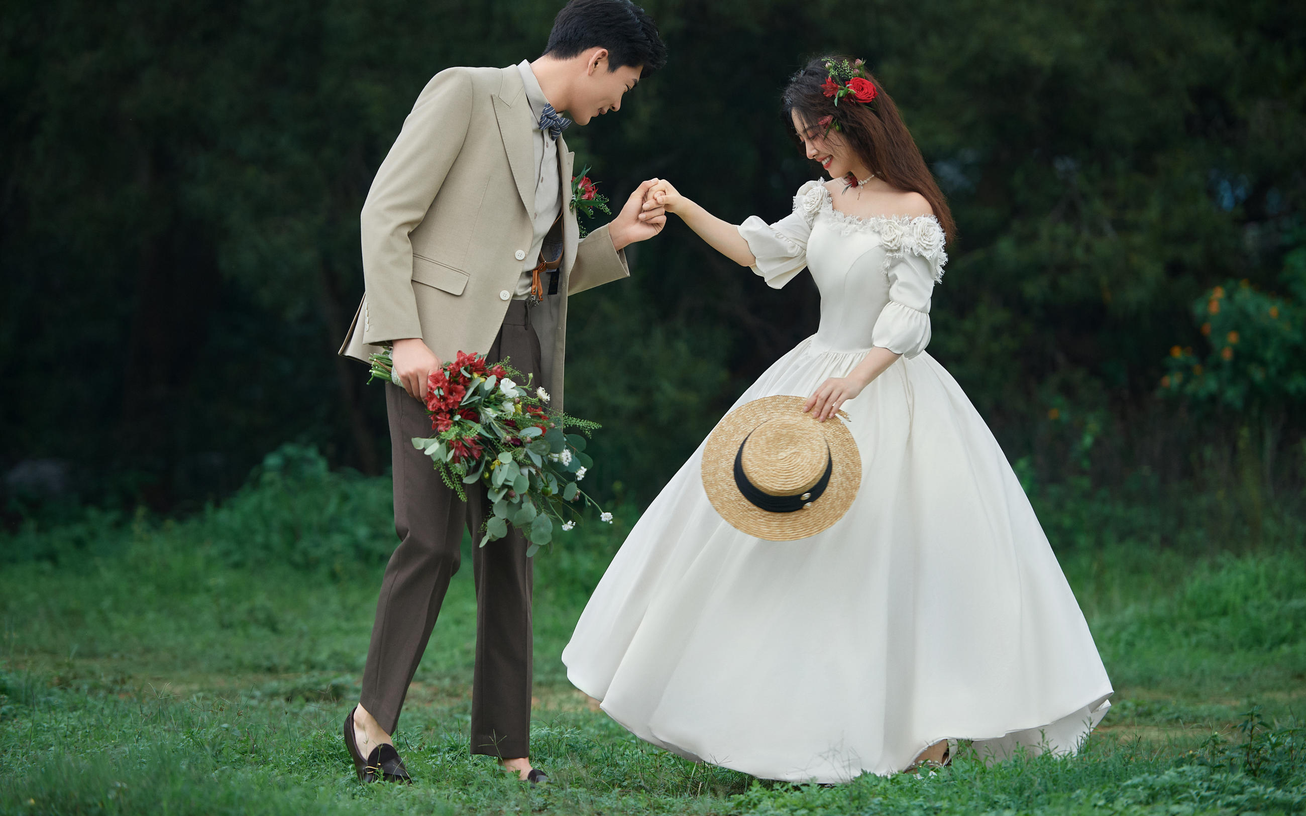 温柔又治愈的森系草坪婚纱照，满是浪漫气息