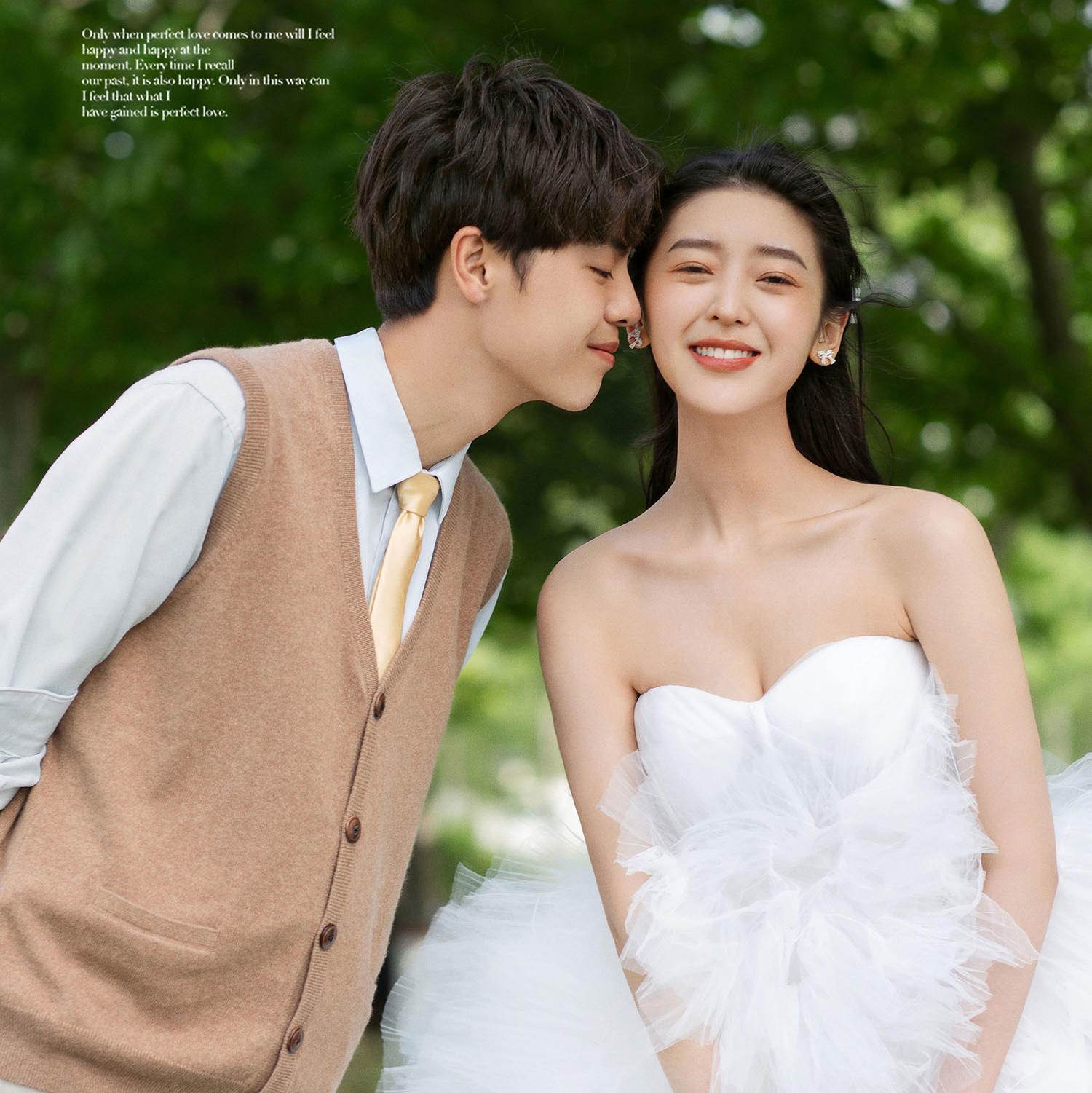  带滤镜氛围感的小清新草坪婚纱照