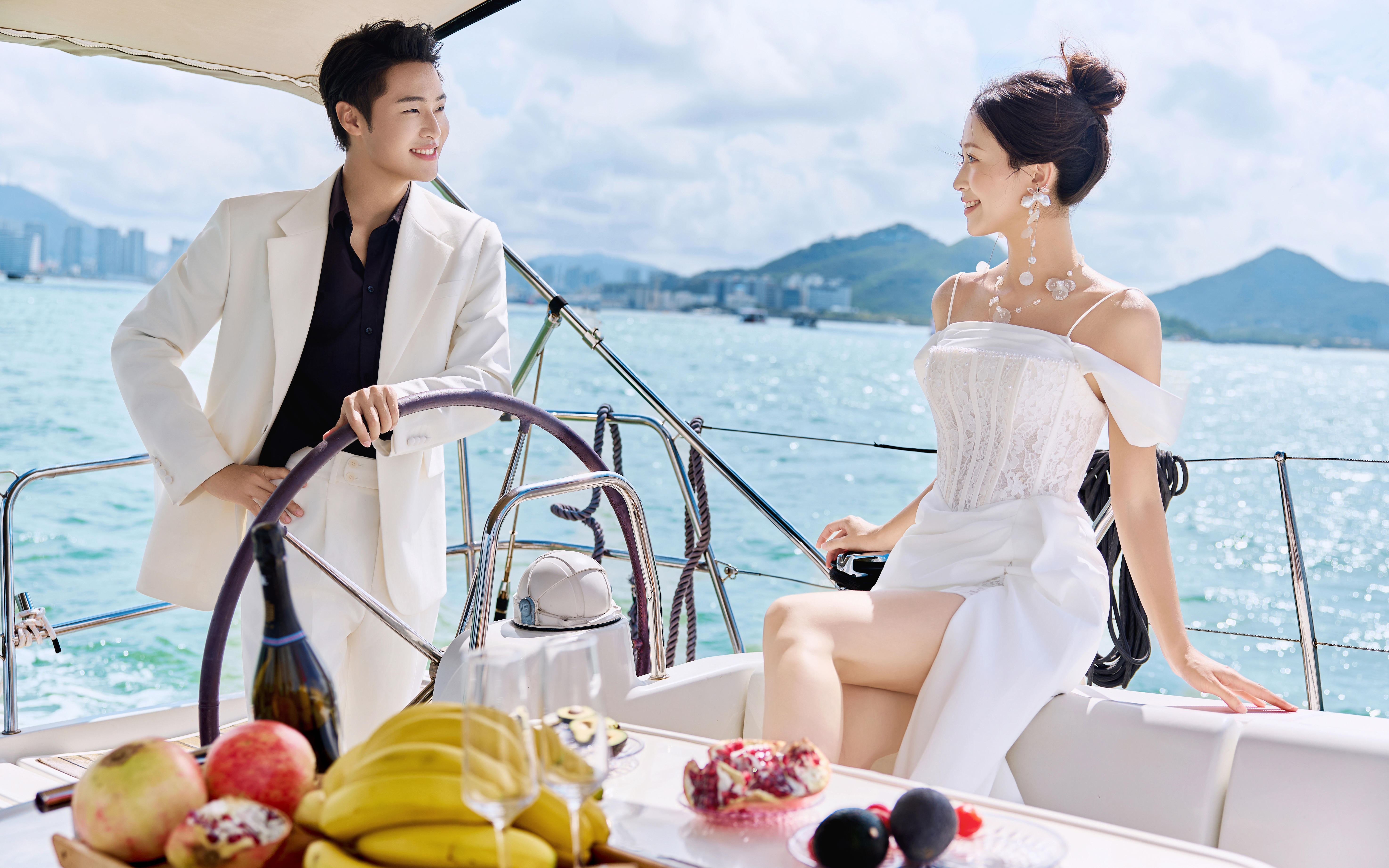 在三亚帆船上拍婚纱照，海浪都甜成双份啦🌊⛵