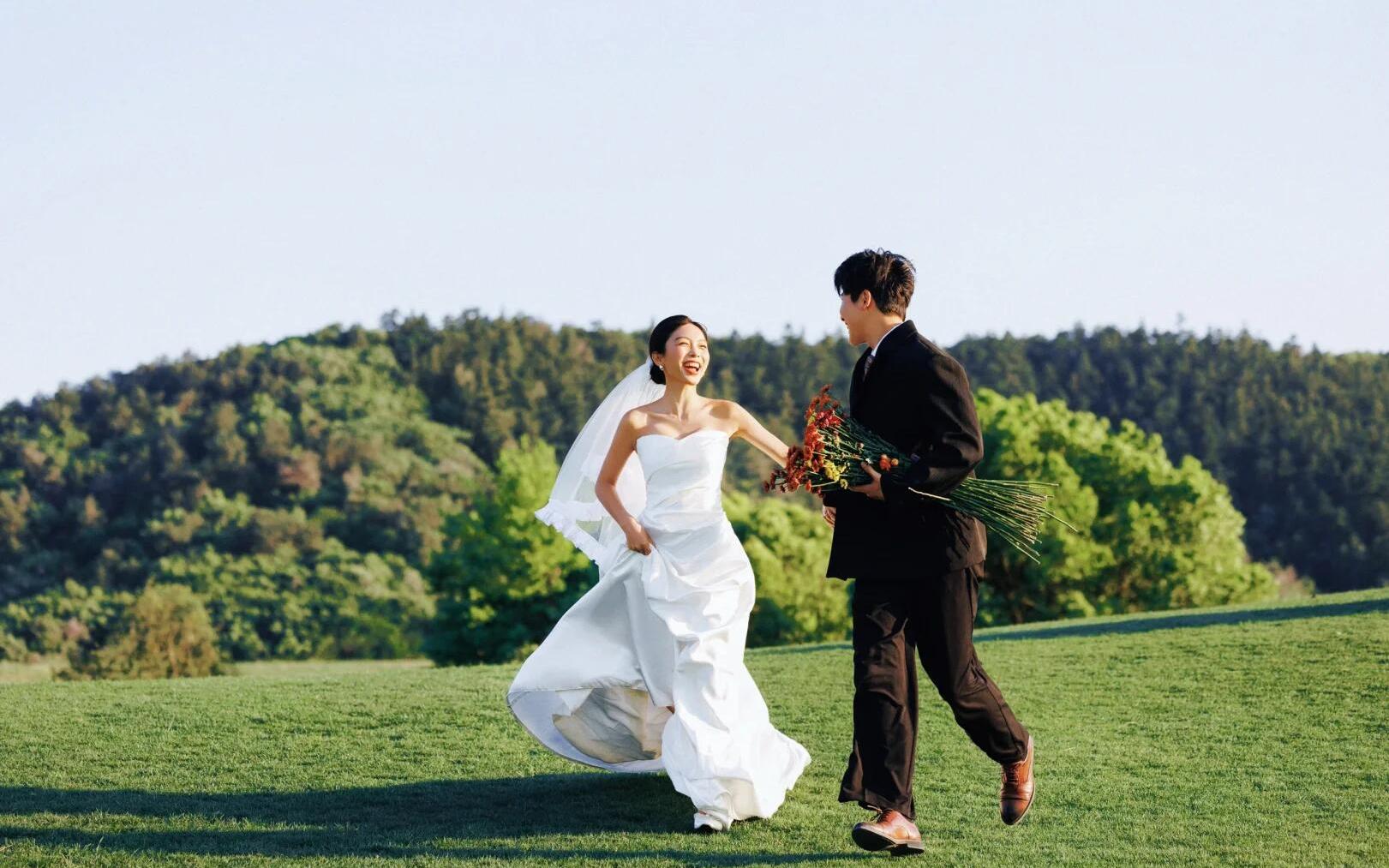 拜托！这才是我们要的生命力草坪婚纱照