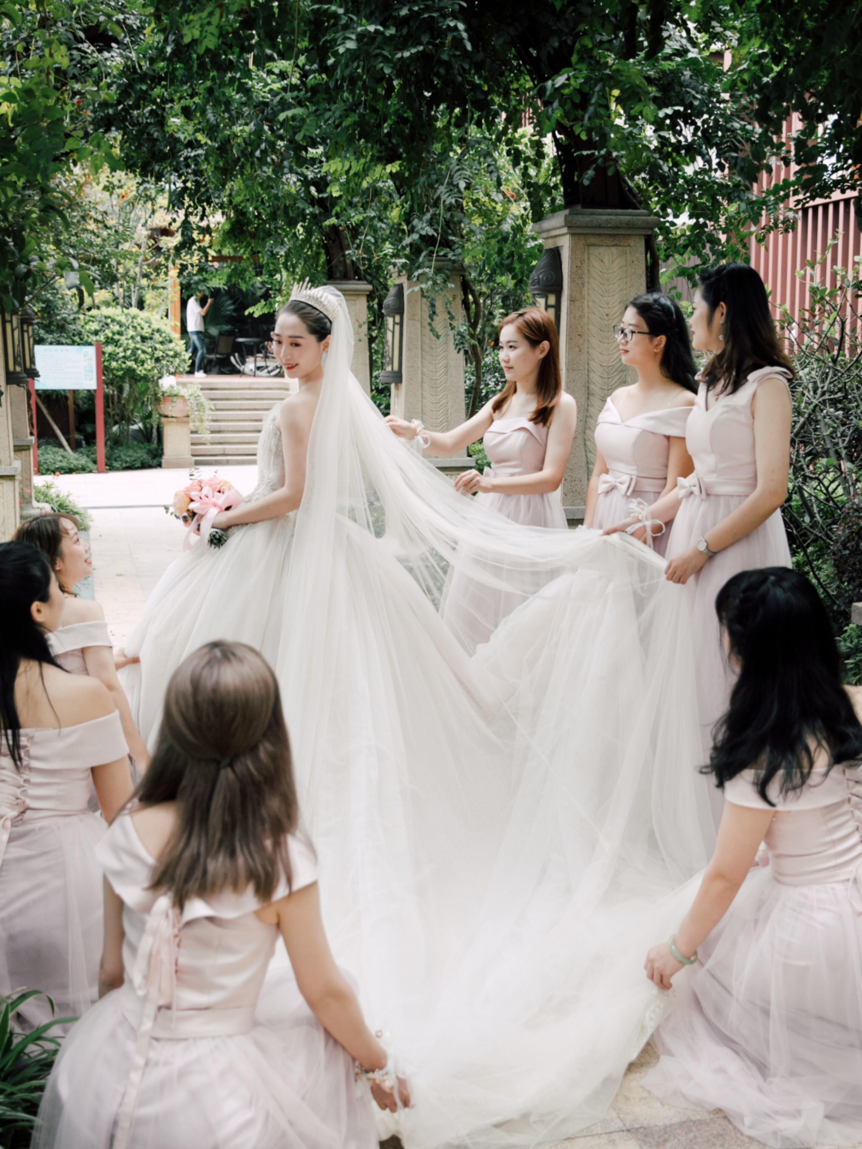 出门纱（秀禾服）+主婚纱+礼服+6件伴娘服免租金