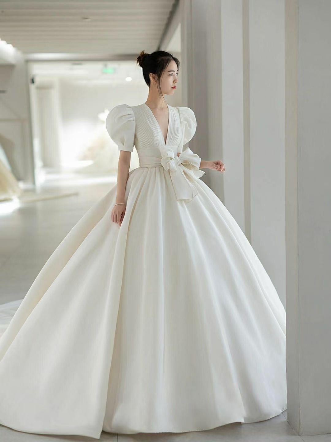 【玉兰婚纱】资深化妆师+3组造型设计