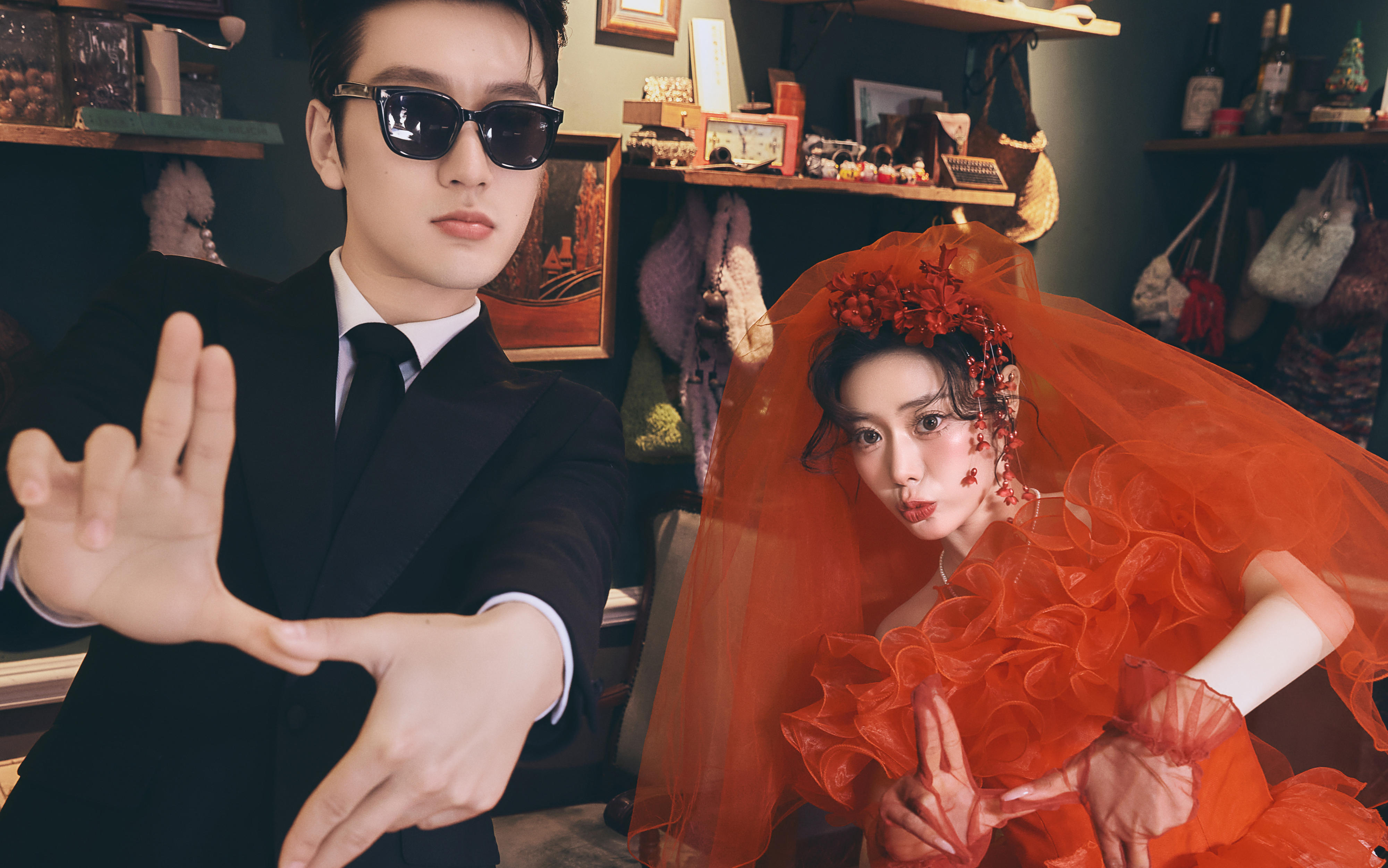 复古画室里，我穿上了“港风红纱”