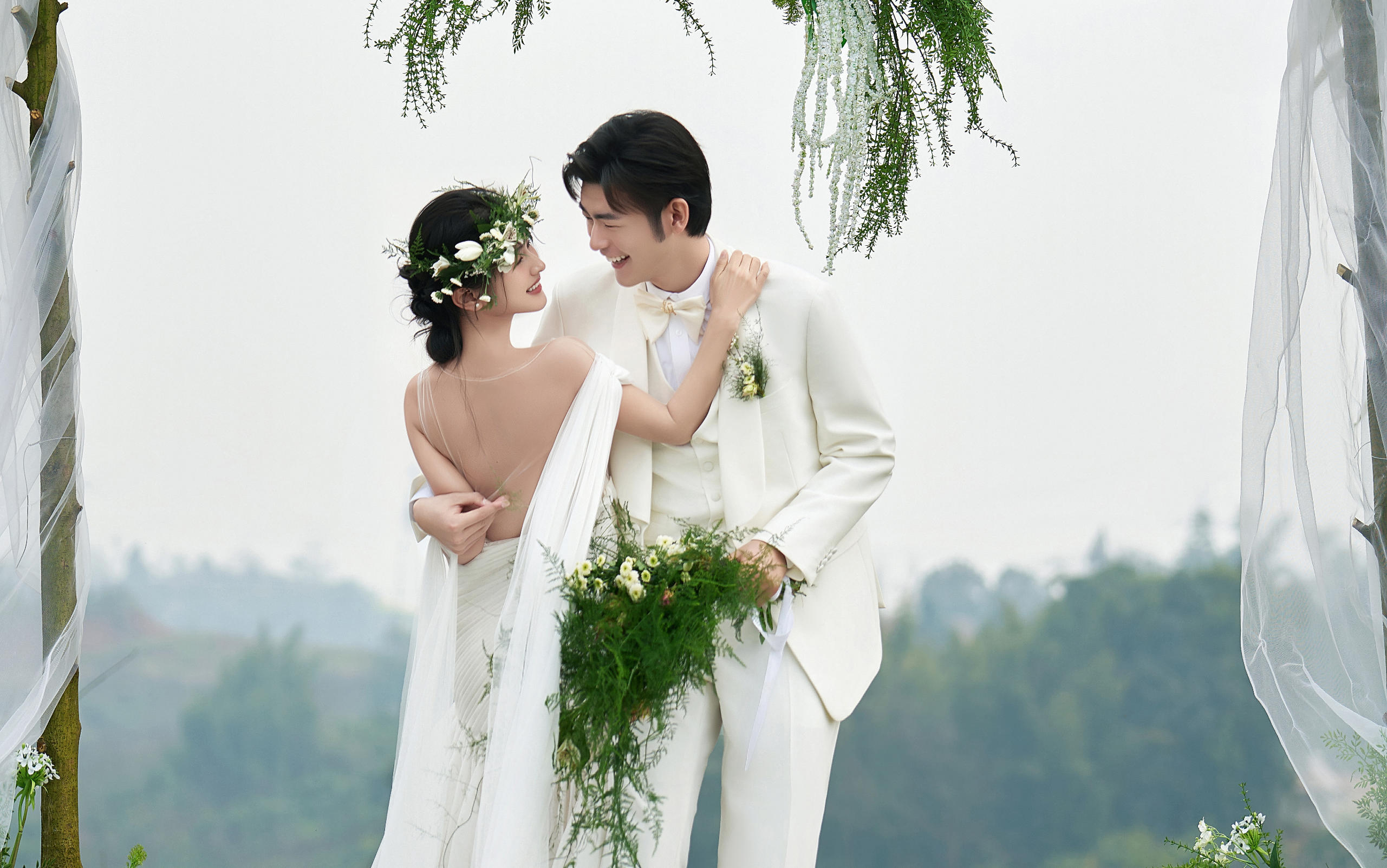 青山为幕，定格婚纱照甜蜜互动时刻