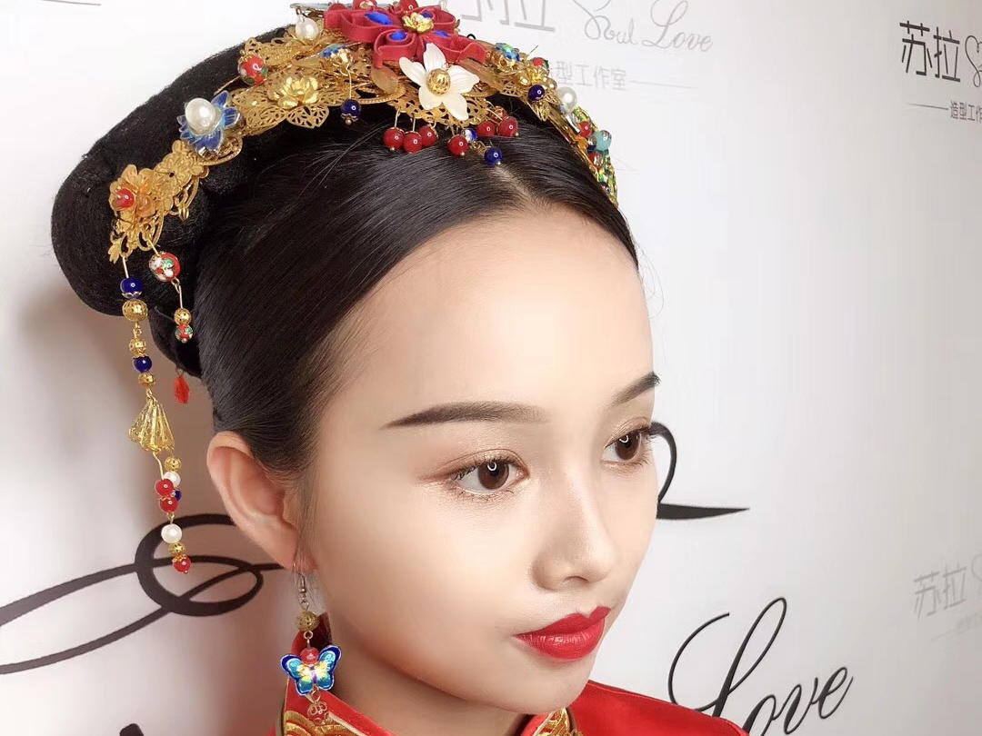 苏拉婚纱【总监档市内跟妆＋伴娘服2套＋妈妈妆1个