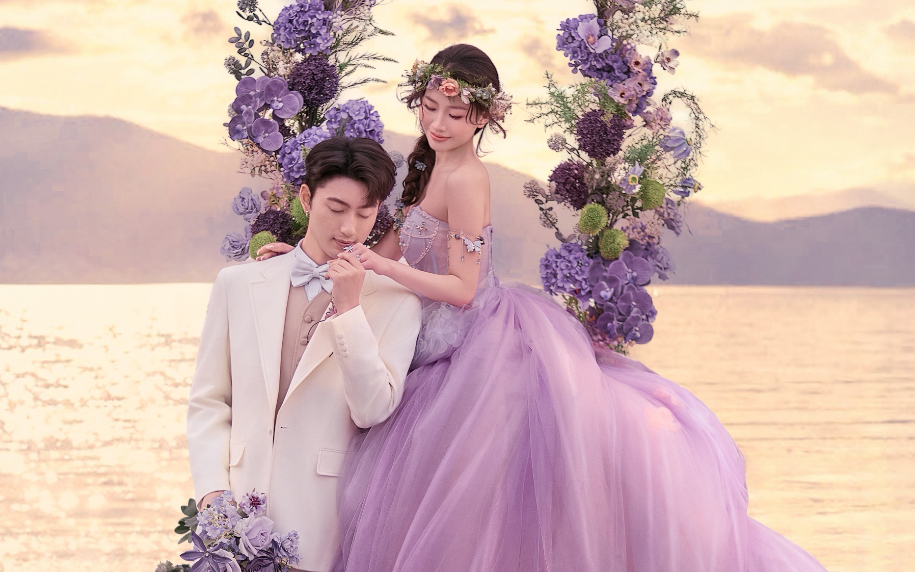 夕陽唯美紫色浪漫湖邊婚紗照