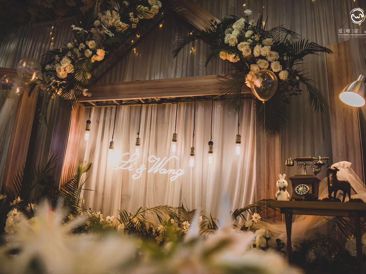 暗黑和玫红的碰撞 玫红色吊顶婚礼