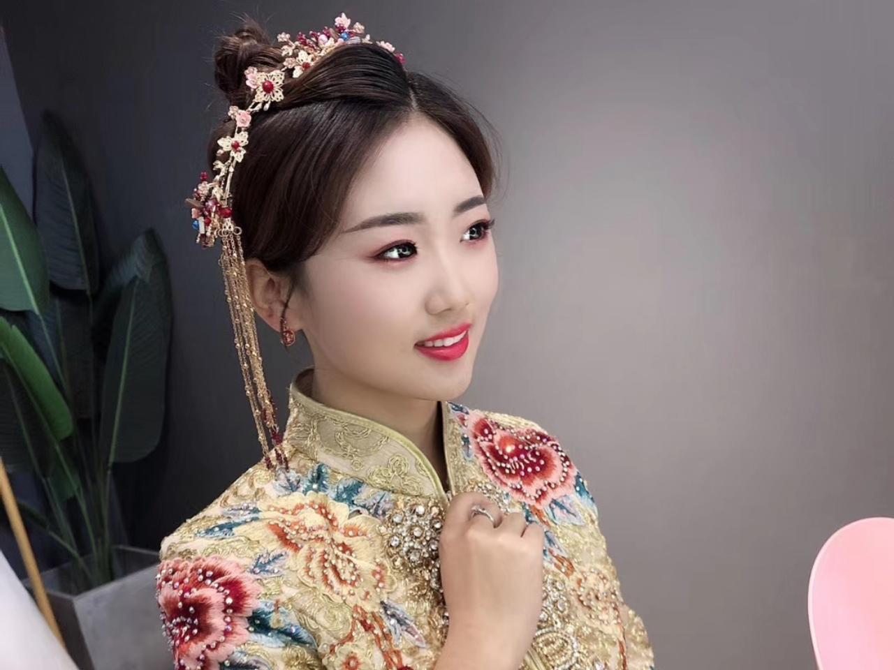 资深档化妆师两套妆面造型跟妆