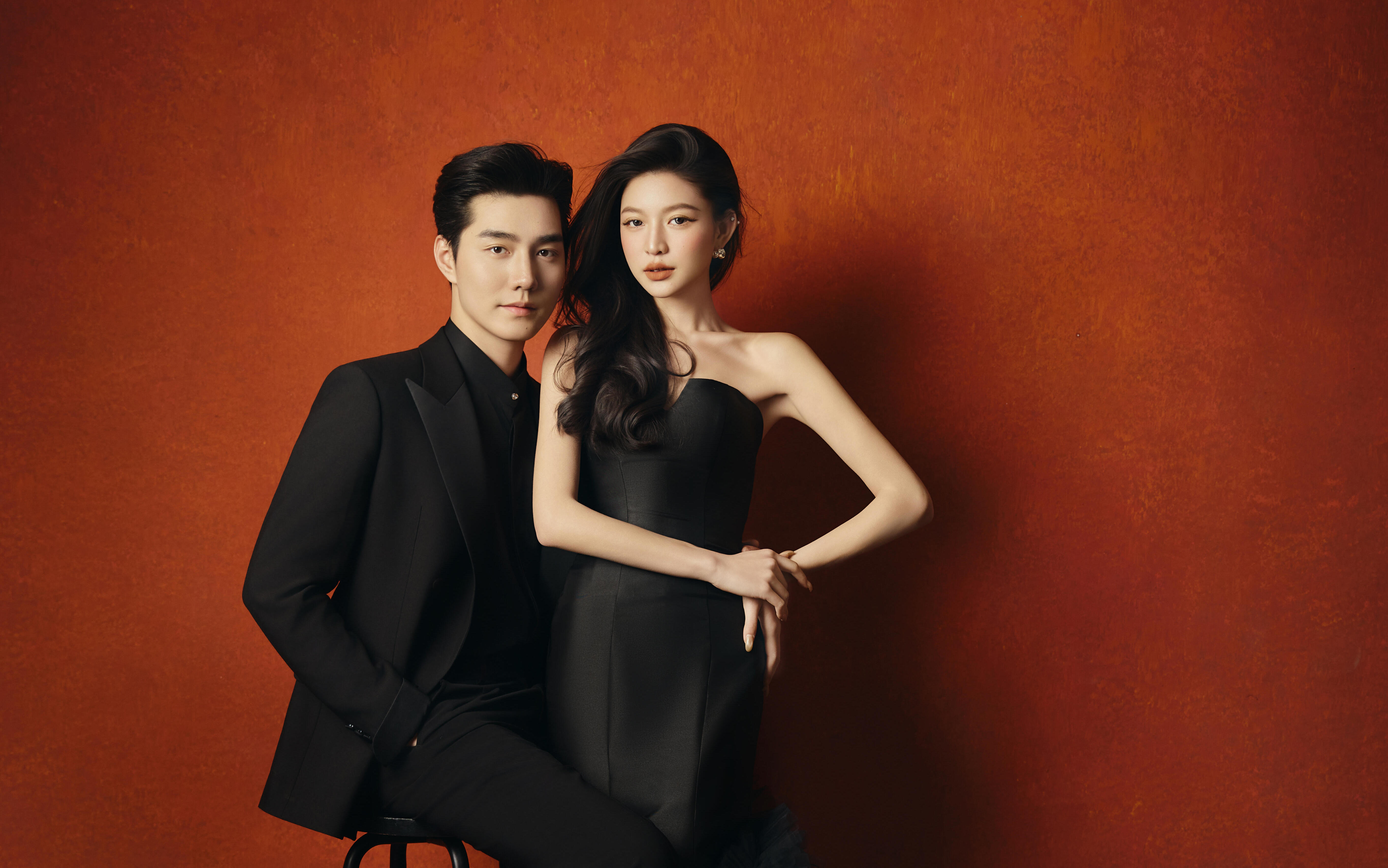 红与黑的高级碰撞｜把婚纱照拍成电影封面