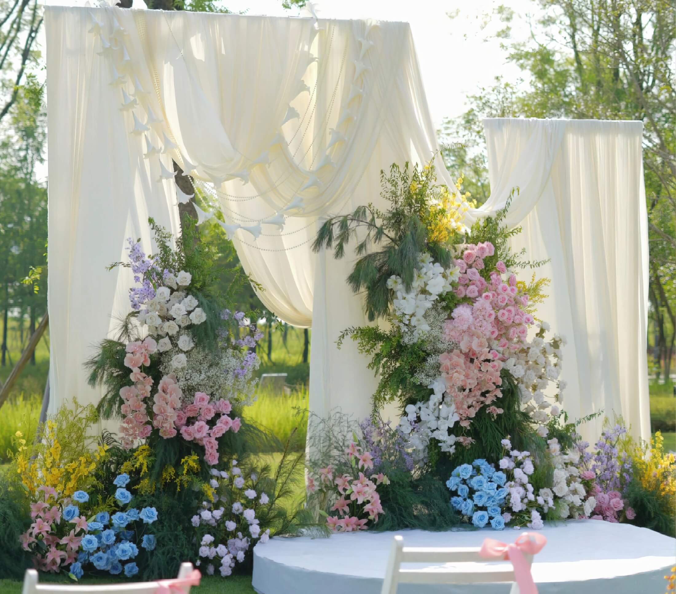 粉白色布幔蝴蝶结户外婚礼